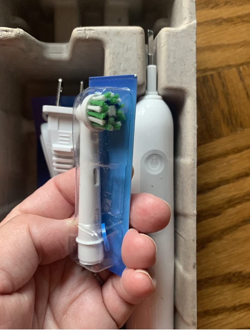 Oral-B Pro 1000 Rechargeable Electric Toothbrush, White customer photo 2