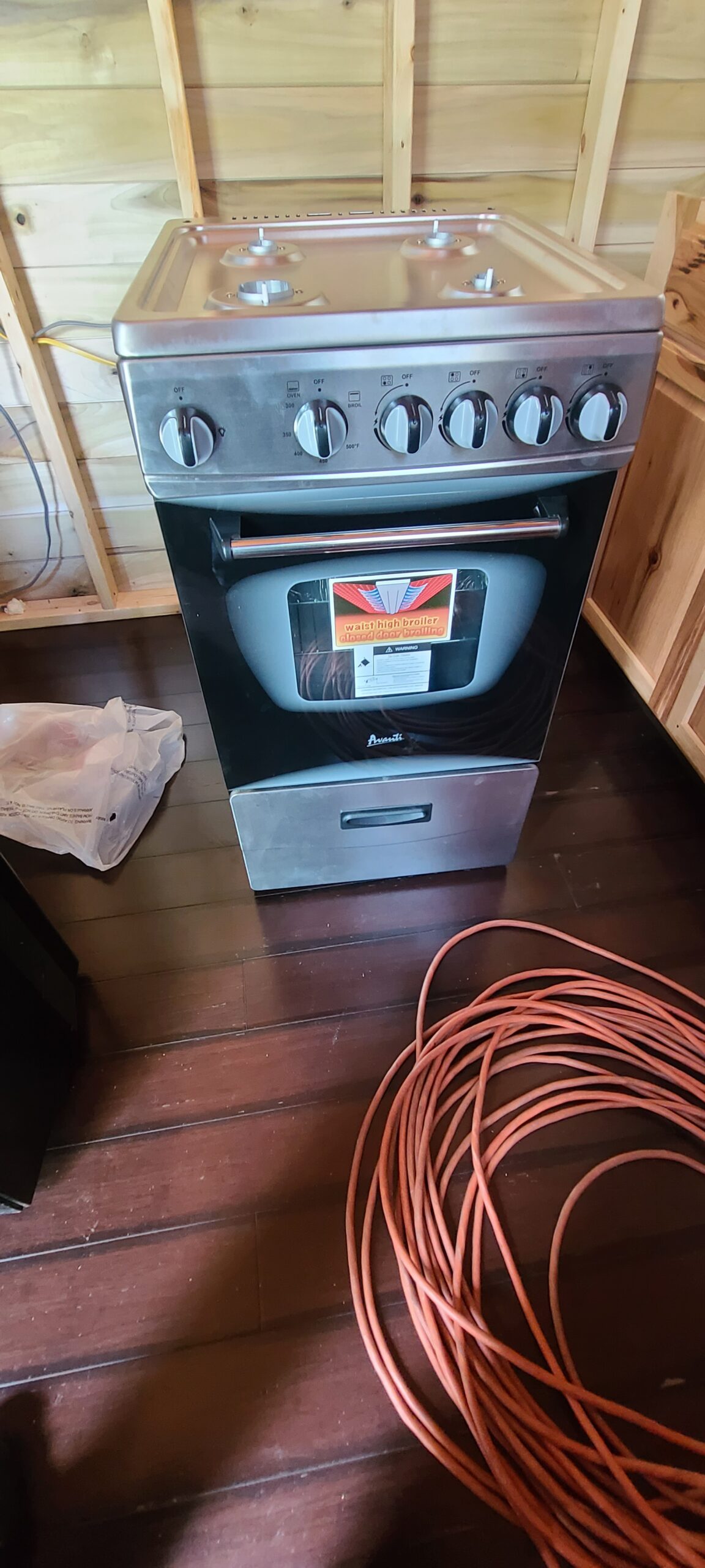 Avanti Gas Range Oven, Compact Freestanding Design, 4 Sealed Burners with Electronic Ignition, 2.1 Cu.Ft. Capacity Features Framed Glass Door Storage Drawer Broiler and Accessories, 20-Inch, White Customer Review Avanti Gas Range Oven, Compact Freestanding Design, 4 Sealed Burners with Electronic Ignition, 2.1 Cu.Ft. Capacity Features Framed Glass Door Storage Drawer Broiler and Accessories, 20-Inch, White - Customer Photo 1