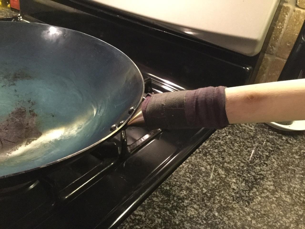 Craft Wok Traditional Hand Hammered Chinese Carbon Steel Wok with Wooden and Steel Helper Handle (14 Inch, Round Bottom Pow Wok Pan) / 731W88 - Customer Photo 1