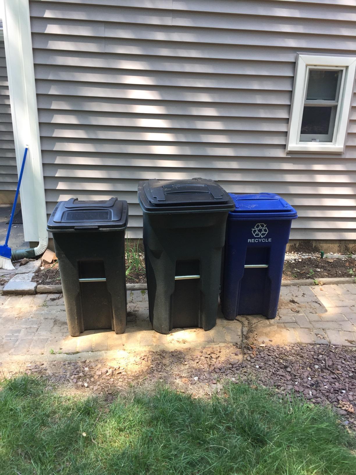 Toter 79232-R1209 32 Gallon Blackstone Trash Can with Wheels and Attached Lid Customer Review Toter 79232-R1209 32 Gallon Blackstone Trash Can with Wheels and Attached Lid - Customer Photo 2