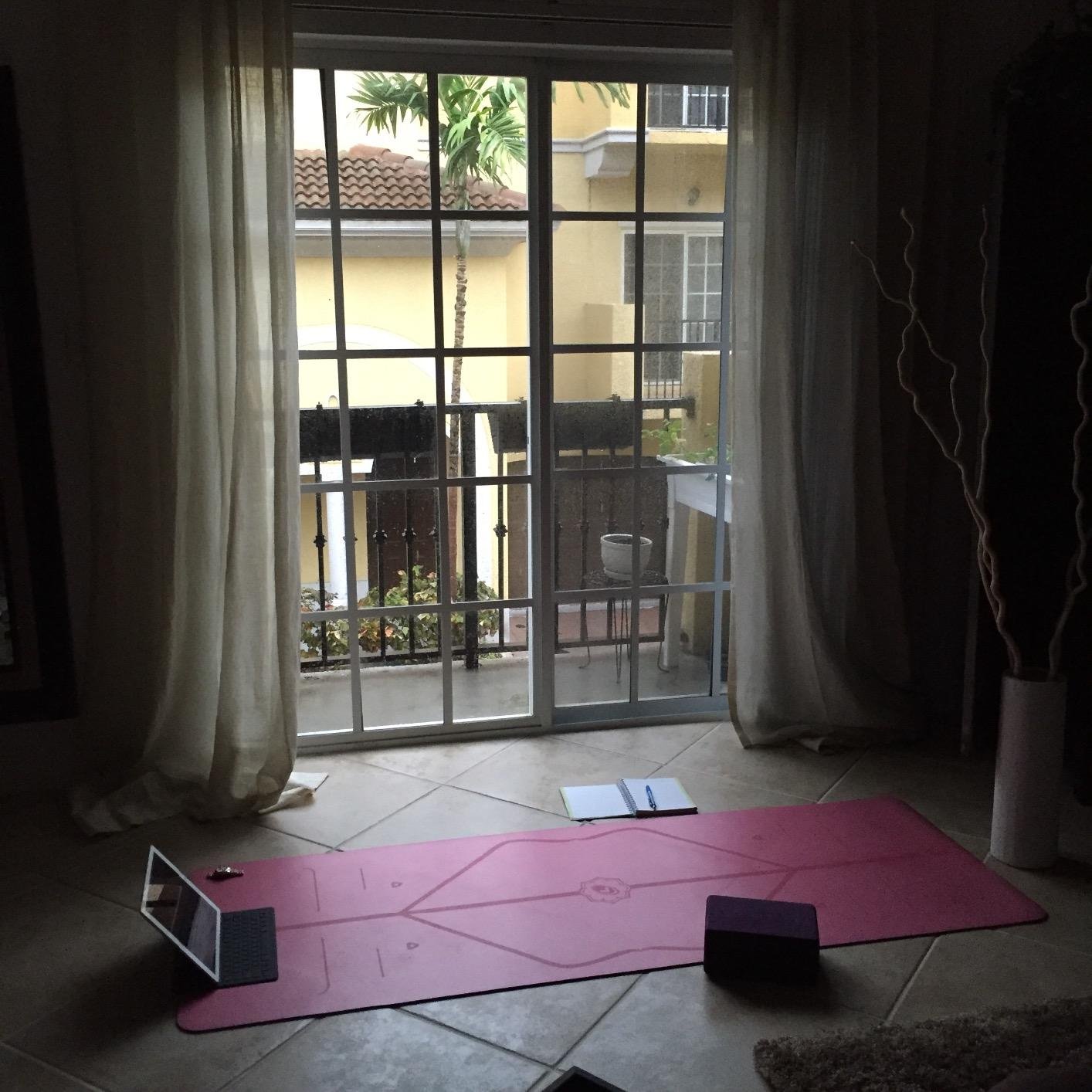 Liforme Original Yoga Mat - Free Yoga Bag Included - Patented Alignment System, Warrior-like Grip, Non-slip, Eco-friendly customer photo 1