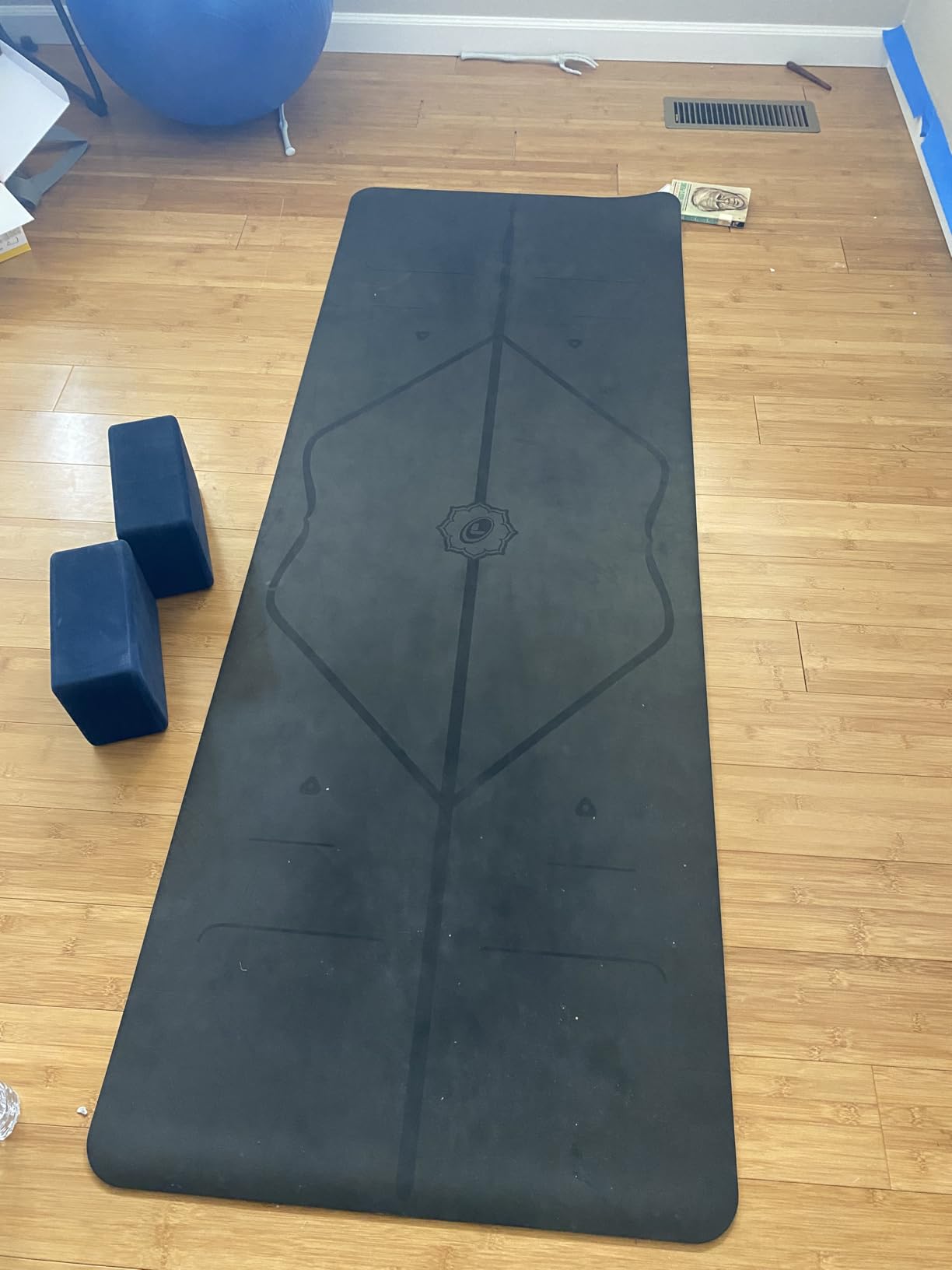 Liforme Original Yoga Mat - Free Yoga Bag Included - Patented Alignment System, Warrior-like Grip, Non-slip, Eco-friendly customer photo 2