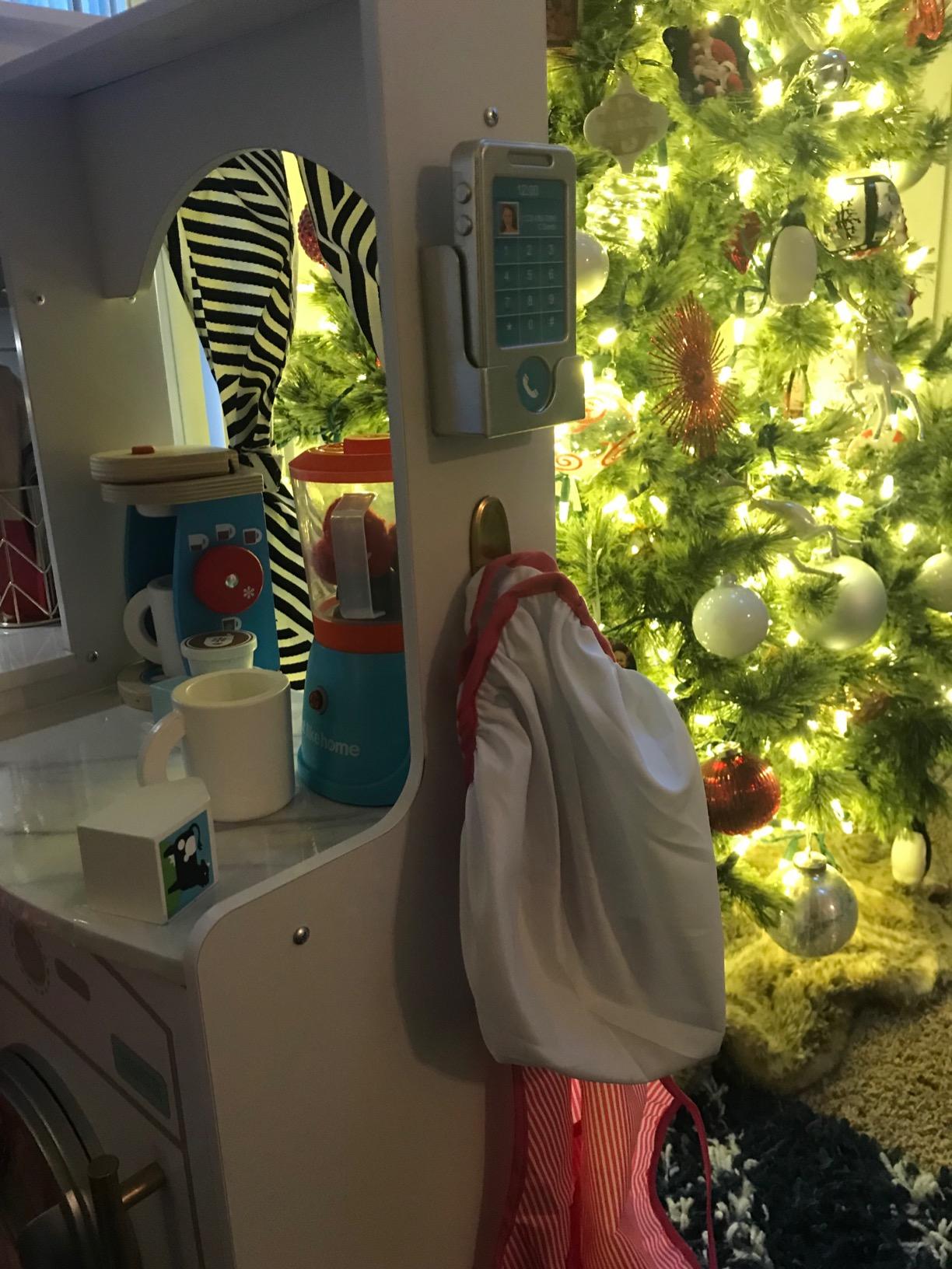 KidKraft Ultimate Corner Wooden Play Kitchen with Lights & Sounds, Play Phone and Curtains, White Customer Review KidKraft Ultimate Corner Wooden Play Kitchen with Lights & Sounds, Play Phone and Curtains, White - Customer Photo 1