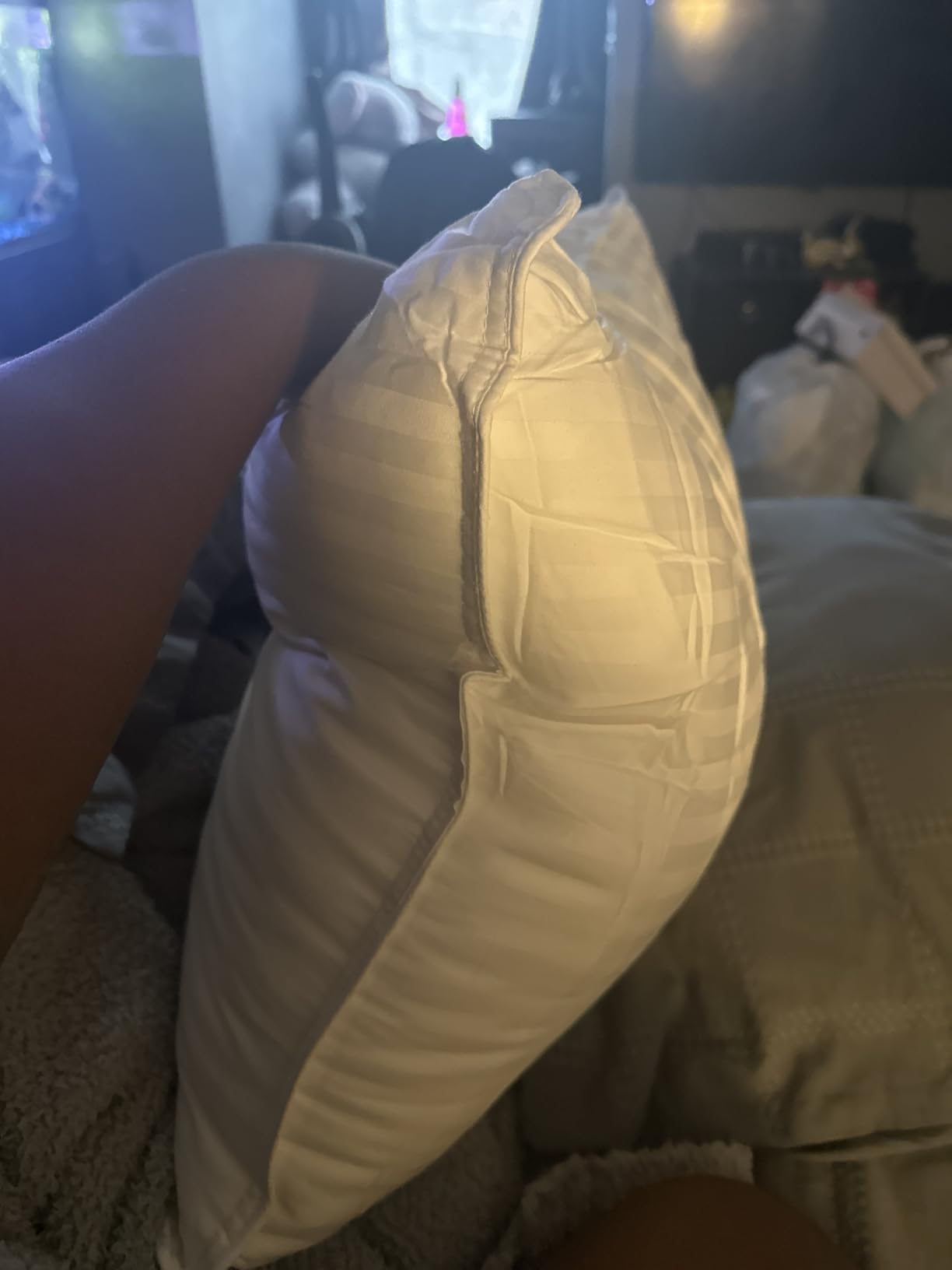 Utopia Bedding Bed Pillows for Sleeping Queen Size (White), Set of 2, Down Alternative Pillow for Sleeping, Cooling Hotel Quality Pillow Set for Back, Stomach or Side Sleepers customer photo 2