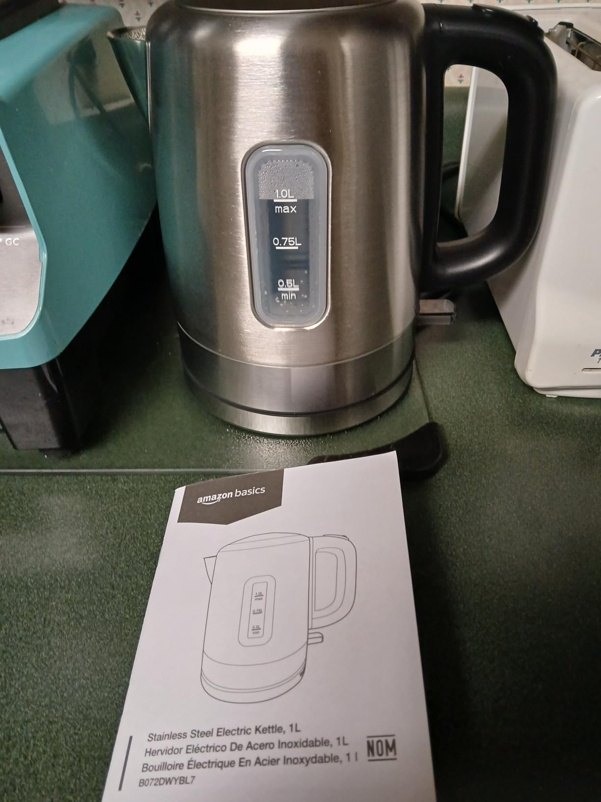 Amazon Basics Electric Stainless Steel Kettle for Tea and Coffee, BPA-Free, Fast Boiling, Auto Shut-Off, 1 Liter, 1500W, Black and Silver - Customer Photo 1