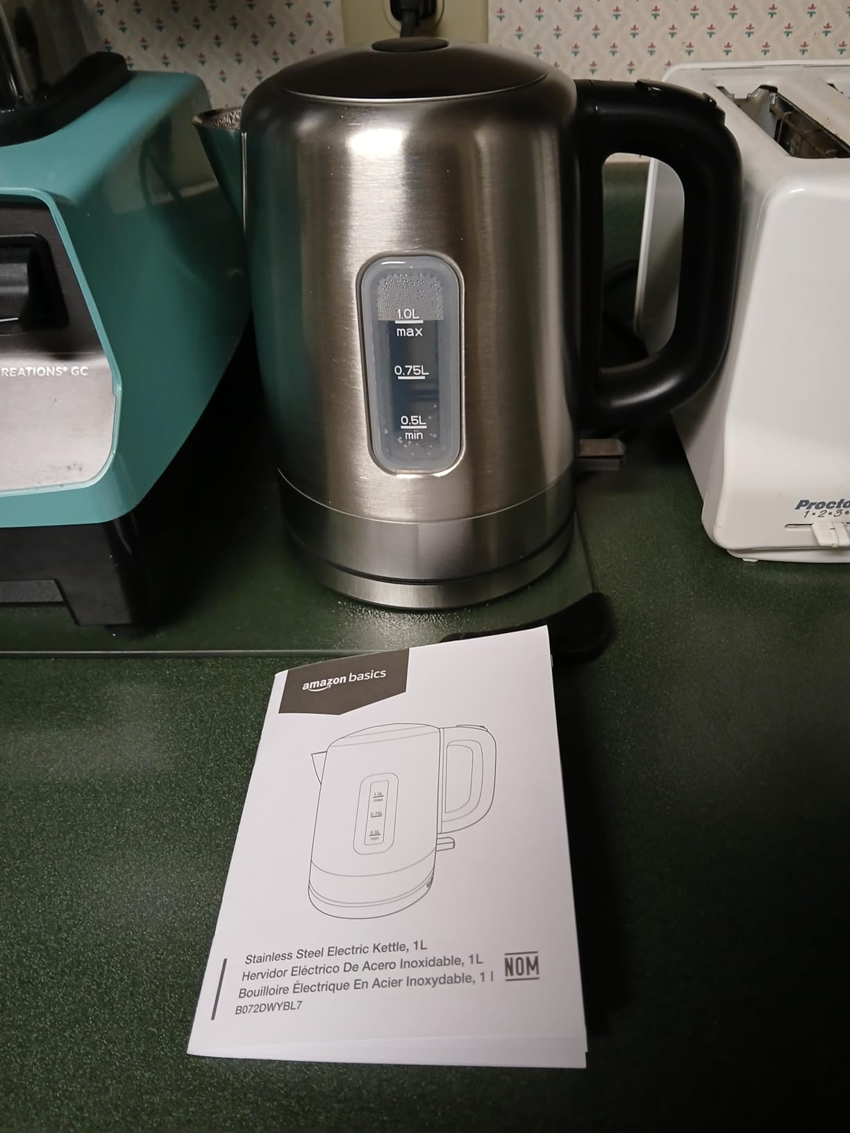 Amazon Basics Electric Stainless Steel Kettle for Tea and Coffee, BPA-Free, Fast Boiling, Auto Shut-Off, 1 Liter, 1500W, Black and Silver - Customer Photo 2