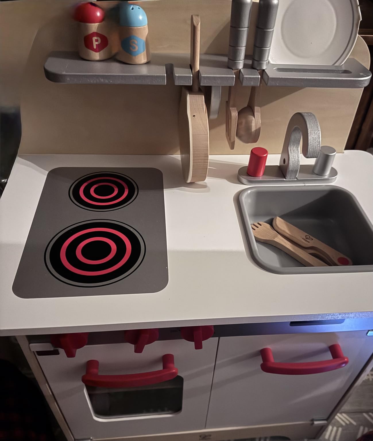 Hape Gourmet Kitchen Toy Fully Equipped Wooden Pretend Play Kitchen Set with Sink, Stove, Baking Oven, Cabinet, Turnable Knobs & Spice Shelf, Red Customer Review Hape Gourmet Kitchen Toy Fully Equipped Wooden Pretend Play Kitchen Set with Sink, Stove, Baking Oven, Cabinet, Turnable Knobs & Spice Shelf, Red - Customer Photo 1