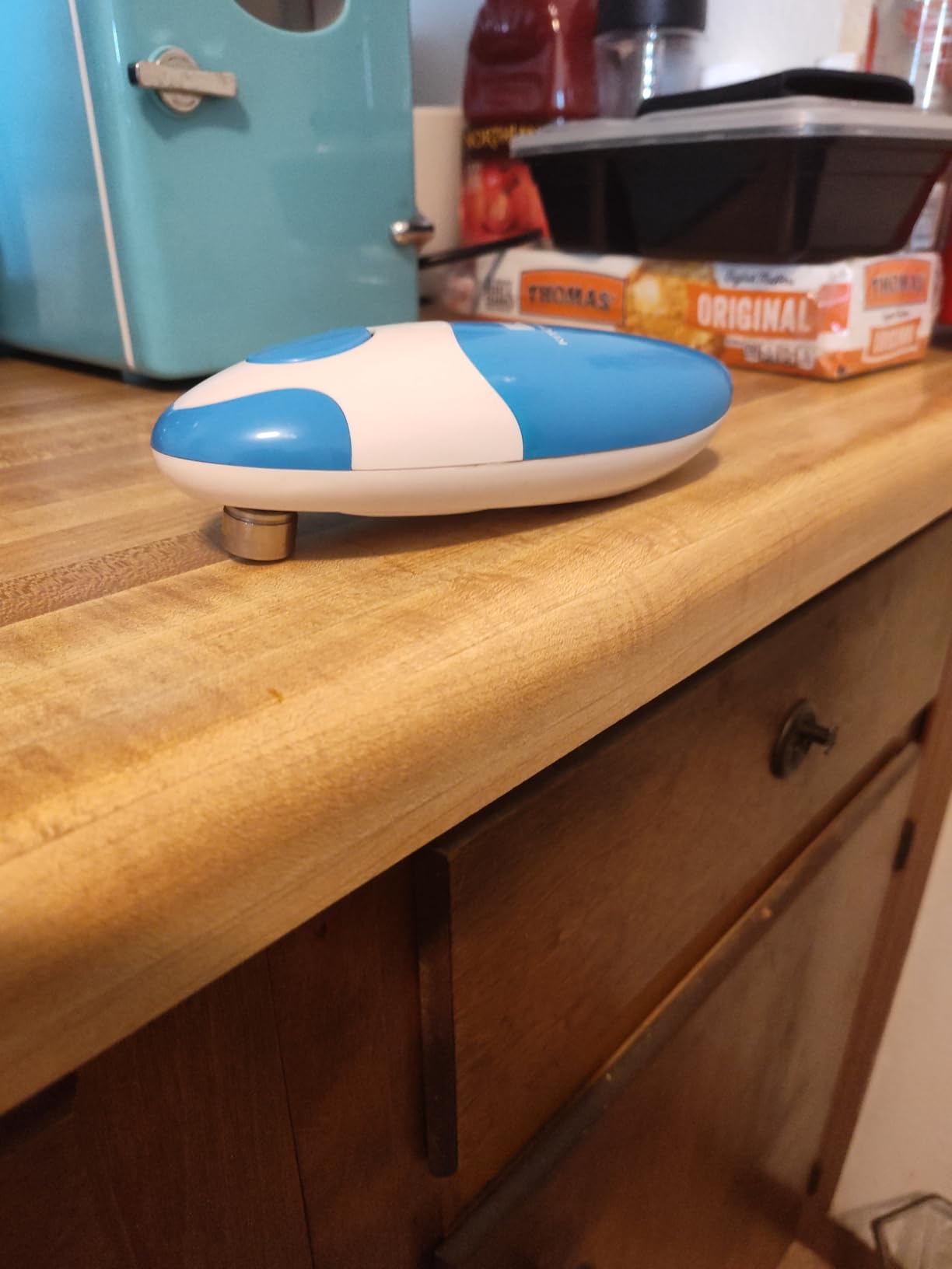 Kitchen Mama Auto Electric Can Opener: Open Your Cans with A Simple Press of Button - Automatic, Hands Free, Smooth Edge, Battery Operated, YES YOU CAN (Red) Customer Review Kitchen Mama Auto Electric Can Opener: Open Your Cans with A Simple Press of Button - Automatic, Hands Free, Smooth Edge, Battery Operated, YES YOU CAN (Red) - Customer Photo 1