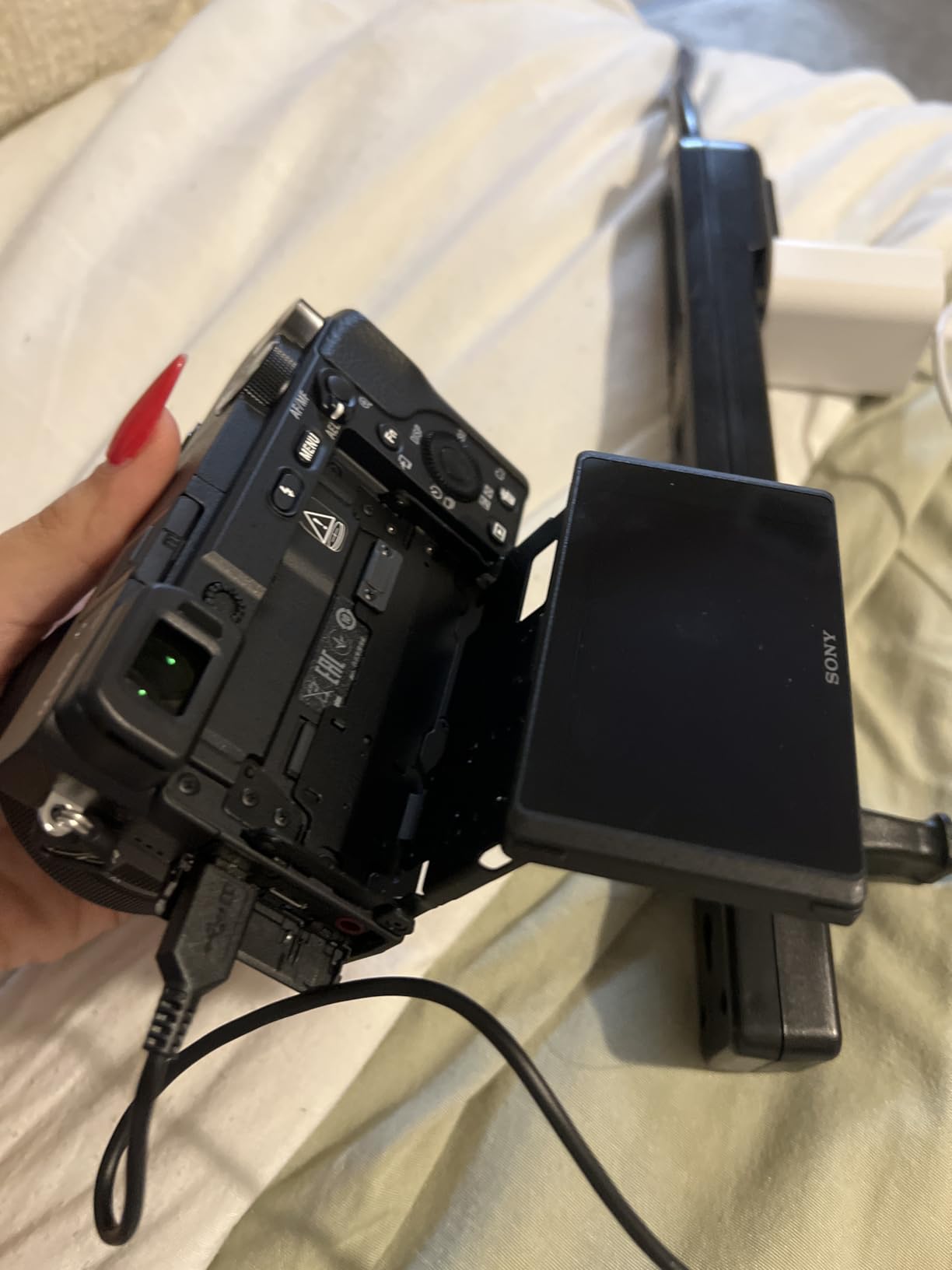 Sony Alpha a6400 Mirrorless Camera: Compact APS-C Interchangeable Lens Digital Camera with Real-Time Eye Auto Focus, 4K Video, Flip Screen & 16-50mm Lens - E Mount Compatible - ILCE-6400L/B, Black customer photo 2