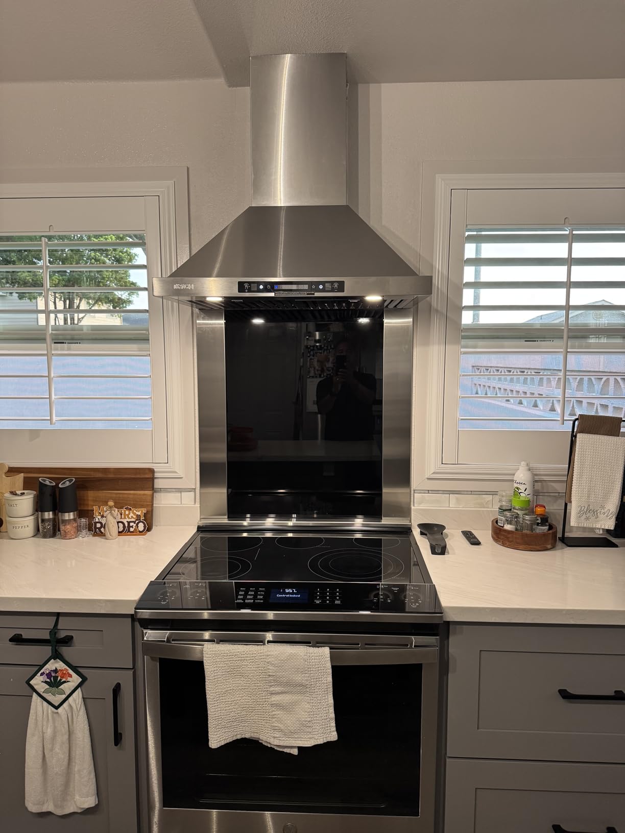 IKTCH 30-inch Wall Mount Range Hood 900 CFM Ducted/Ductless Convertible, Kitchen Chimney Vent Stainless Steel with Gesture Sensing & Touch Control Switch Panel, 2 Pcs Adjustable Lights(IKP02-30'') - Customer Photo 2