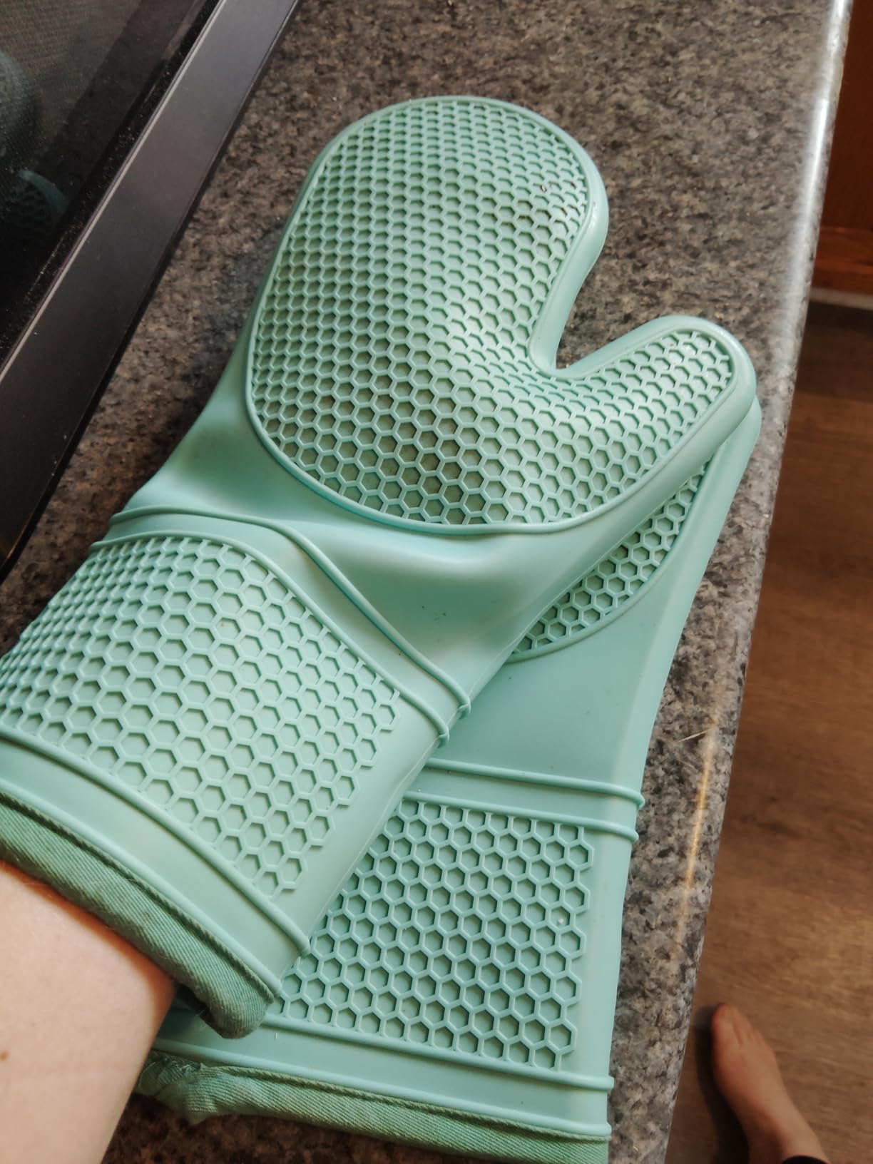 GORILLA GRIP BPA-Free Soft Silicone Oven Mitts, Heat Resistant and Waterproof Cooking Safety Gloves, Thick Cotton Lining, Flexible Gripping, Kitchen Potholders Set, for Grilling, BBQ, 12.5x8.3, Black - Customer Photo 2