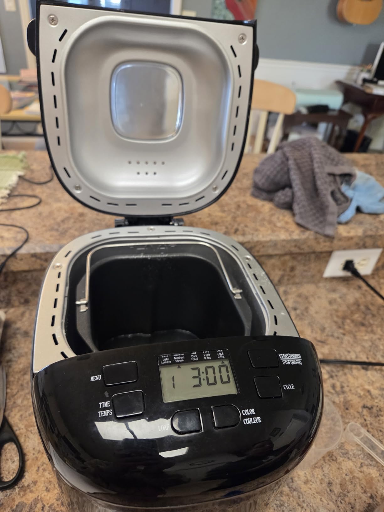 Amazon Basics Programmable Bread Maker, 2 Pound Non-Stick Automatic Bread Making Machine, 14 Settings for Breads, Doughs, Gluten-Free Options, ExpressBake, 3 Crust Colors, LCD Display, White customer photo 1