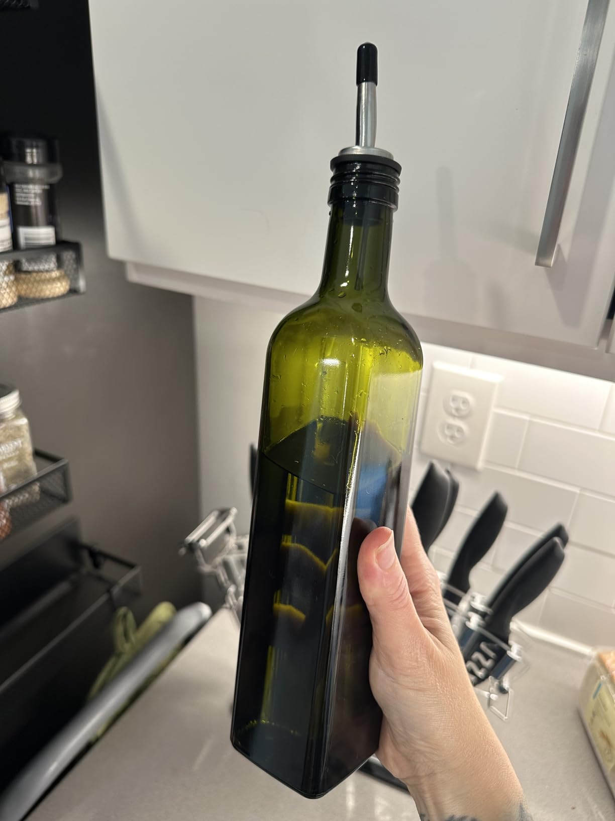 AOZITA 17oz Glass Olive Oil Bottle Dispenser - 500ml Green Oil and Vinegar Cruet with Pourers and Funnel - Olive Oil Carafe Decanter for Kitchen Customer Review AOZITA 17oz Glass Olive Oil Bottle Dispenser - 500ml Green Oil and Vinegar Cruet with Pourers and Funnel - Olive Oil Carafe Decanter for Kitchen - Customer Photo 3