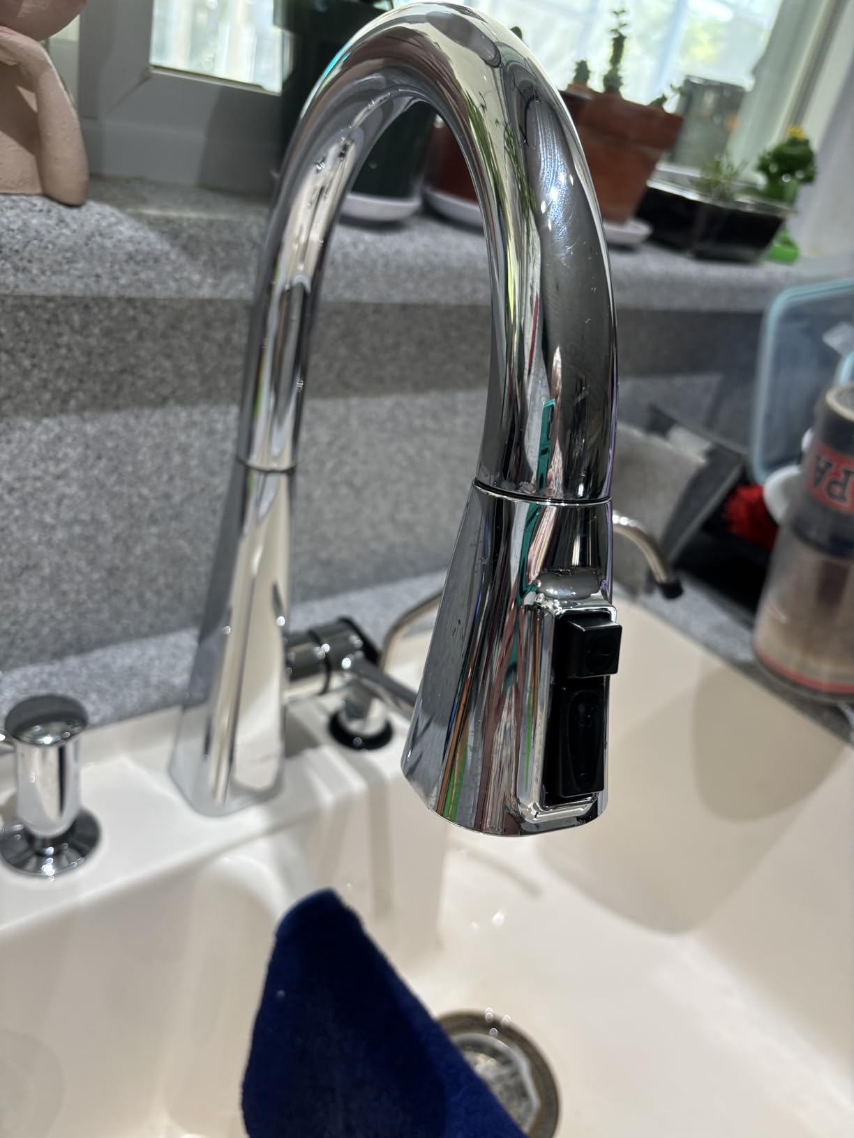 Delta Lenta Brushed Gold Kitchen Faucet with Pull Down Sprayer, Modern Brushed Gold Single Hole Kitchen Sink Faucet, Single Handle, Champagne Bronze 19802Z-CZ-DST - Customer Photo 1