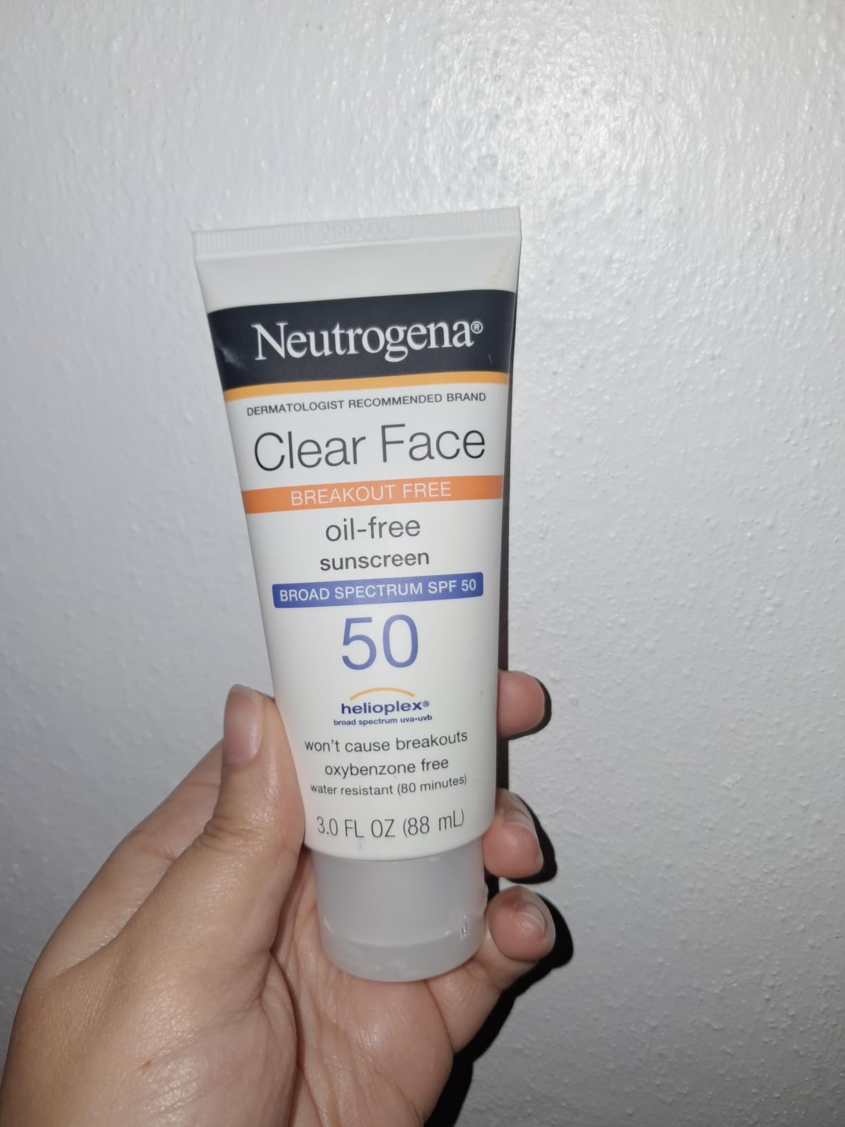 Neutrogena Clear Face Sunscreen Lotion for Acne-Prone Skin, Broad Spectrum SPF 50, Sunscreen for Face & Oily Skin, Oil-,Fragrance- & Oxybenzone-Free, Water Resistant, Matte, Unscented, 3 Fl Oz customer photo 1