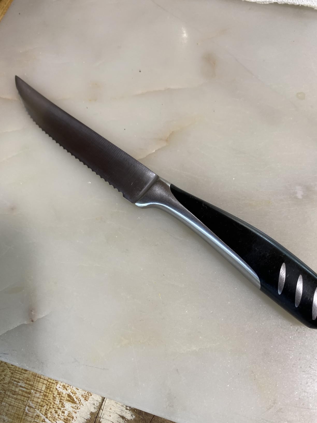 Bellemain Premium Steak Knives Set of 8, Kitchen Knife Sets with Steel Blades for Precise Cutting, Lightweight Steak Knife Set Stainless Steel & Durable, Serrated Steak Knives Dishwasher Safe - Customer Photo 2