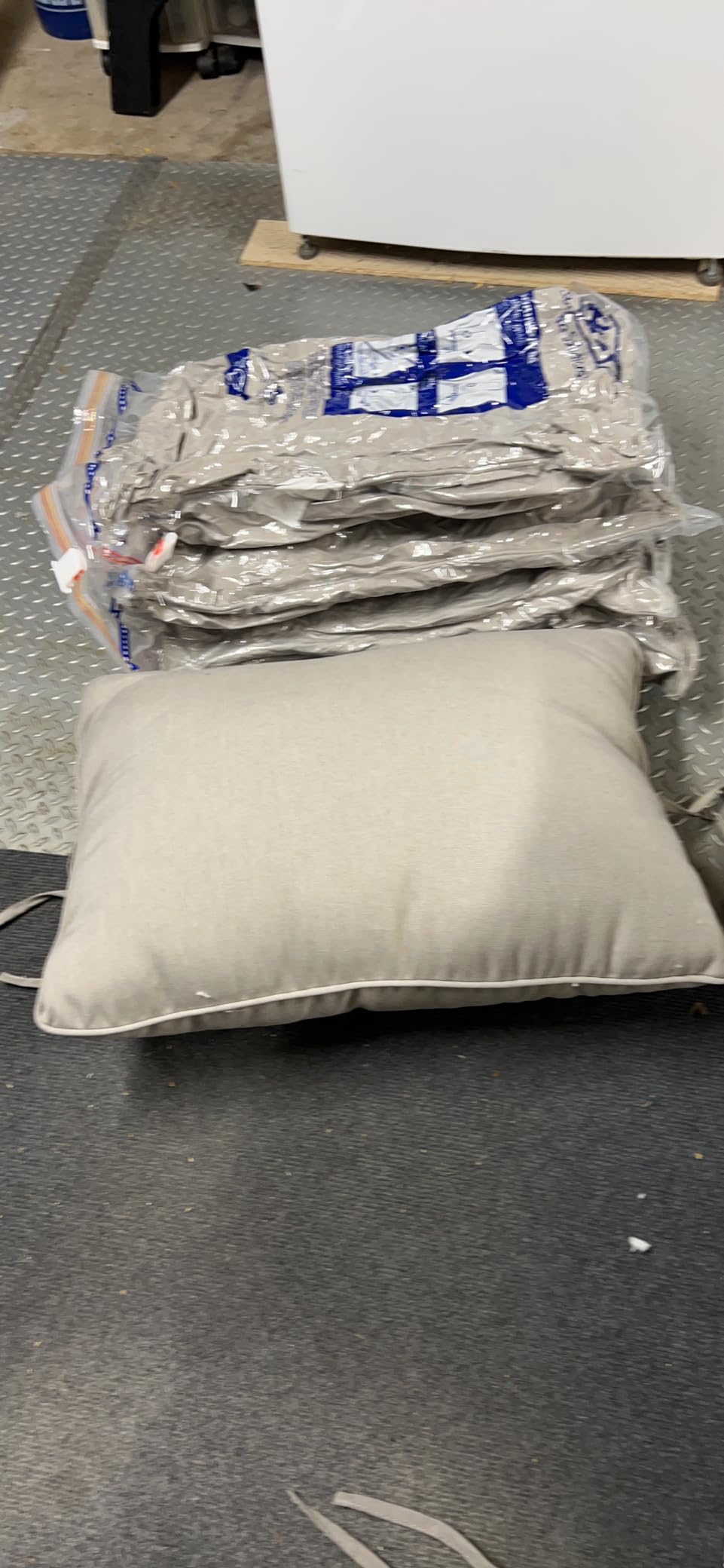 Hefty Shrink-Pak - 4 Large Vacuum Storage Bags for Clothes, Pillows, Towels, or Blankets - Space Saver Vacuum Sealer Bags Ideal Under Bed Storage Solutions Customer Review Hefty Shrink-Pak - 4 Large Vacuum Storage Bags for Clothes, Pillows, Towels, or Blankets - Space Saver Vacuum Sealer Bags Ideal Under Bed Storage Solutions - Customer Photo 1