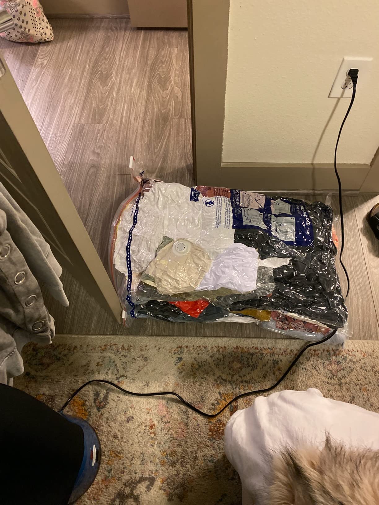 Hefty Shrink-Pak - 4 Large Vacuum Storage Bags for Clothes, Pillows, Towels, or Blankets - Space Saver Vacuum Sealer Bags Ideal Under Bed Storage Solutions Customer Review Hefty Shrink-Pak - 4 Large Vacuum Storage Bags for Clothes, Pillows, Towels, or Blankets - Space Saver Vacuum Sealer Bags Ideal Under Bed Storage Solutions - Customer Photo 4