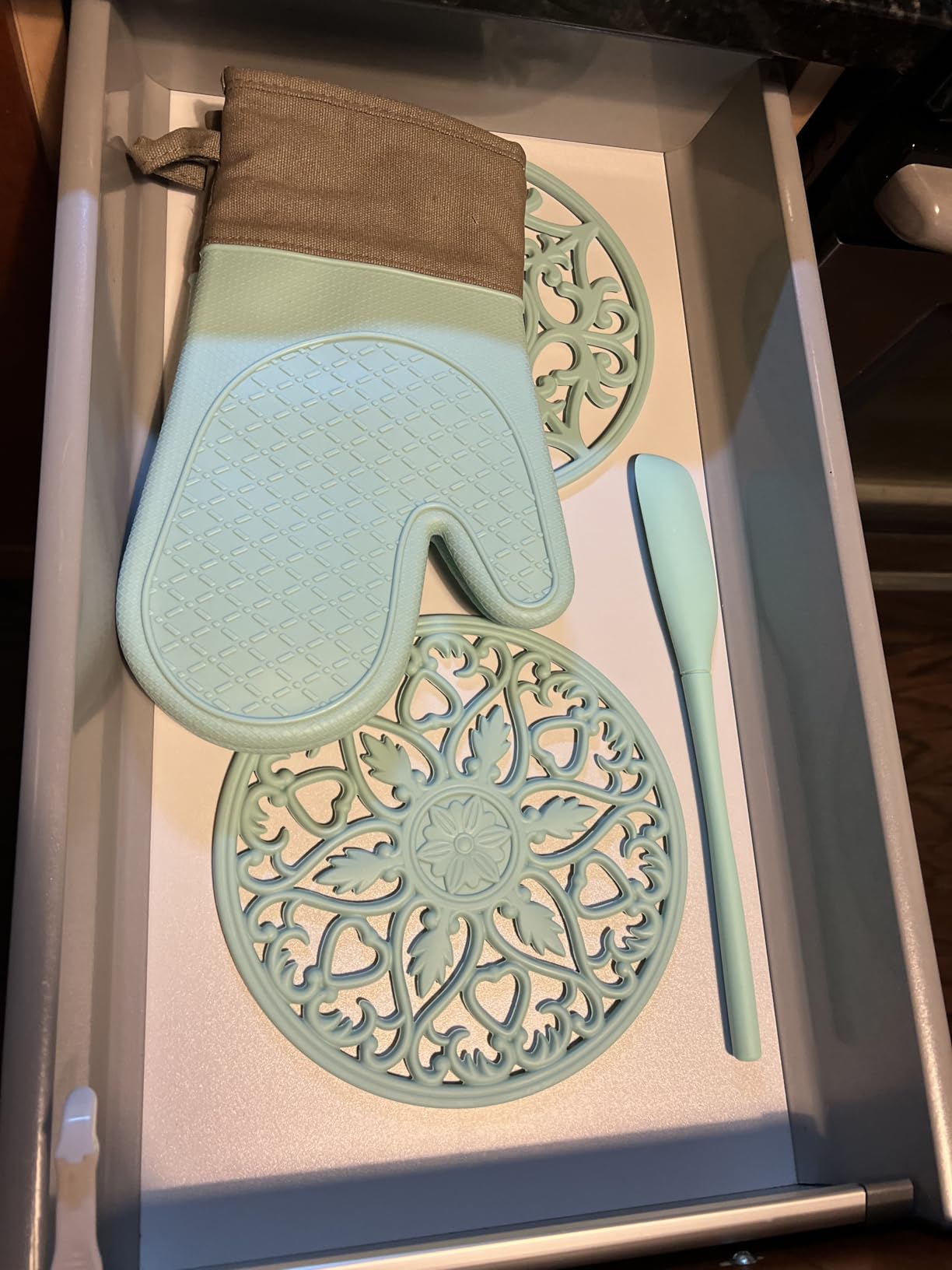 Oven Mitts and Pot Holders Sets, Silicone Oven Mitts Heat Resistant 600F, Oven Mitt Set Soft Lining Good Grip, Oven Gloves and Trivet Mats 4 Piece Set,Grey - Customer Photo 2