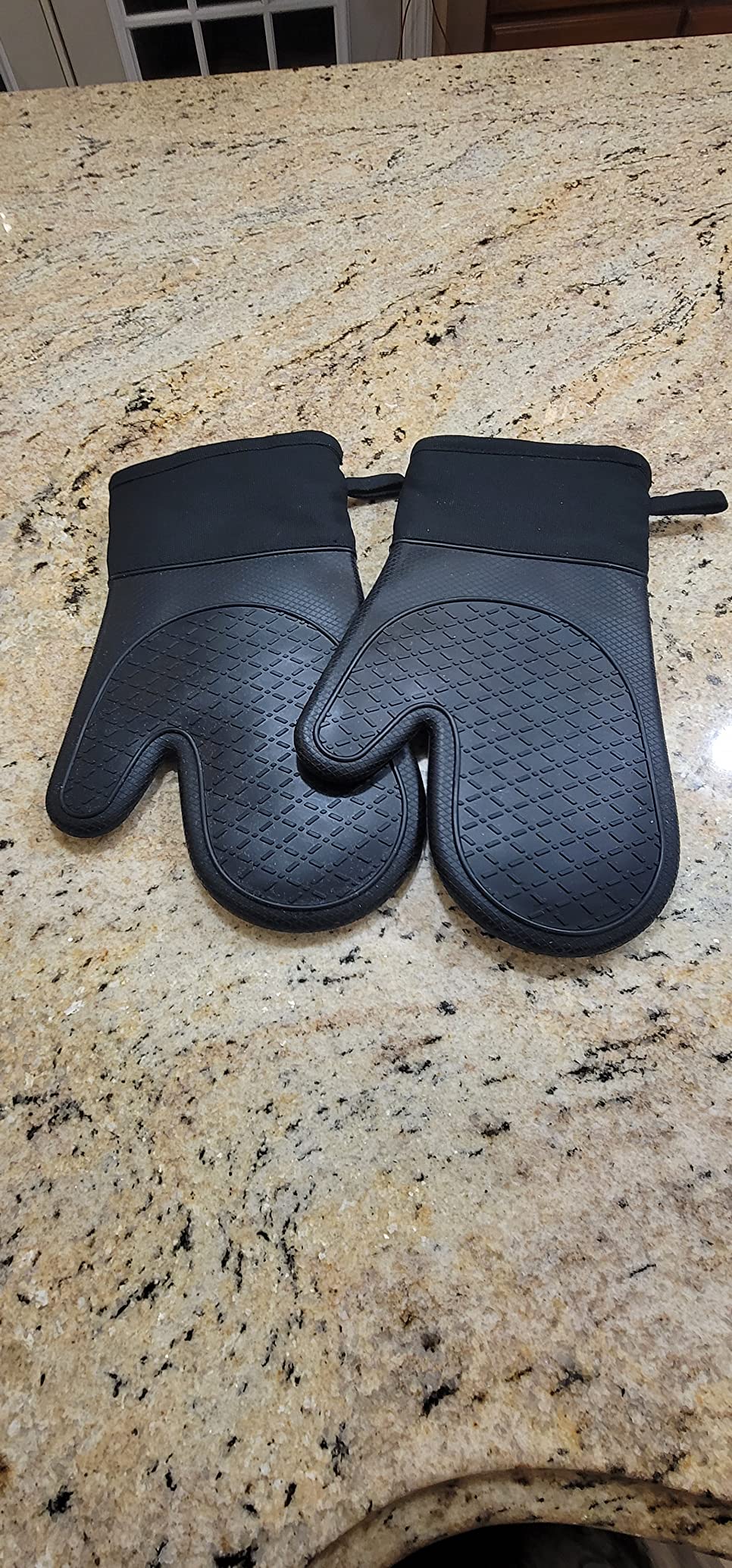 Oven Mitts and Pot Holders Sets, Silicone Oven Mitts Heat Resistant 600F, Oven Mitt Set Soft Lining Good Grip, Oven Gloves and Trivet Mats 4 Piece Set,Grey - Customer Photo 5