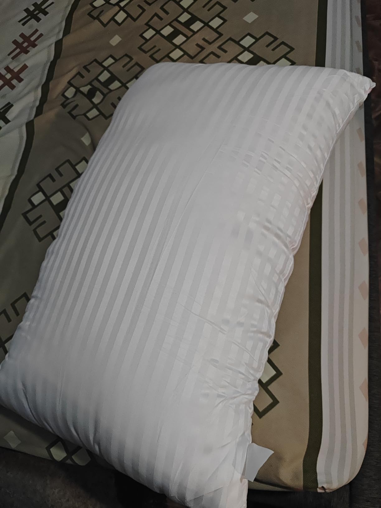 EIUE Hotel Collection Bed Pillows for Sleeping 2 Pack Queen Size,Pillows for Side and Back Sleepers,Super Soft Down Alternative Microfiber Filled Pillows,20 x 30 Inches customer photo 2