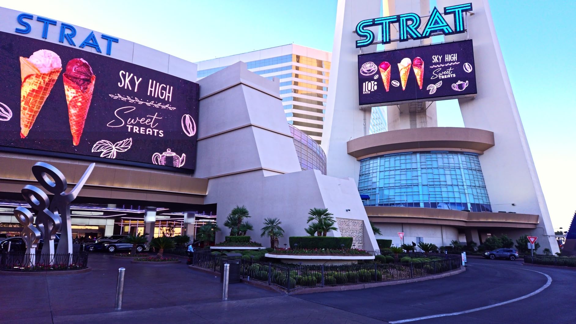 Sony Alpha ZV-E10 - APS-C Interchangeable Lens Mirrorless Vlog Camera Kit - Black customer photo 1