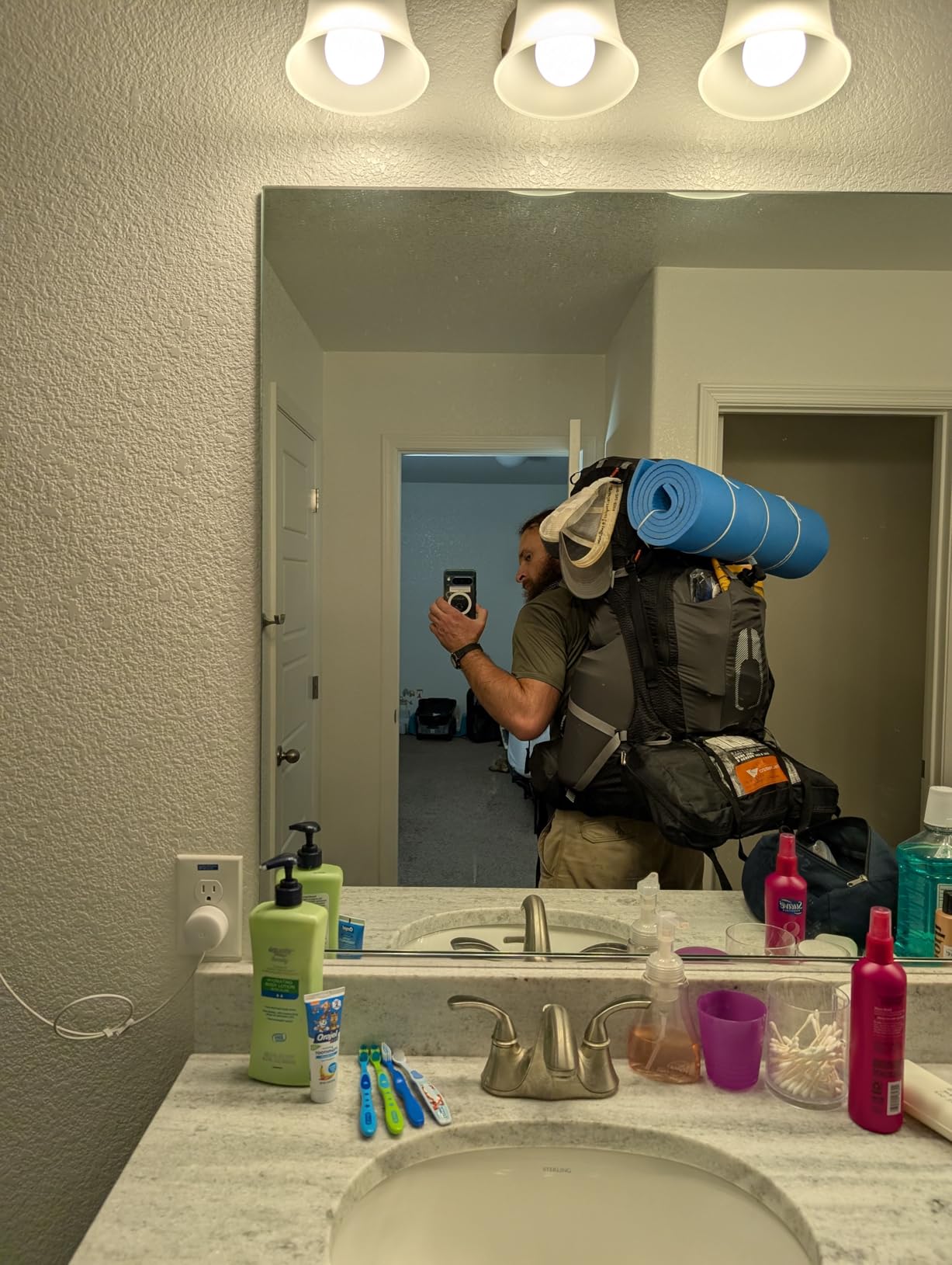 Osprey Atmos AG 65L Men's Backpacking Backpack, Black, L/XL customer photo 1