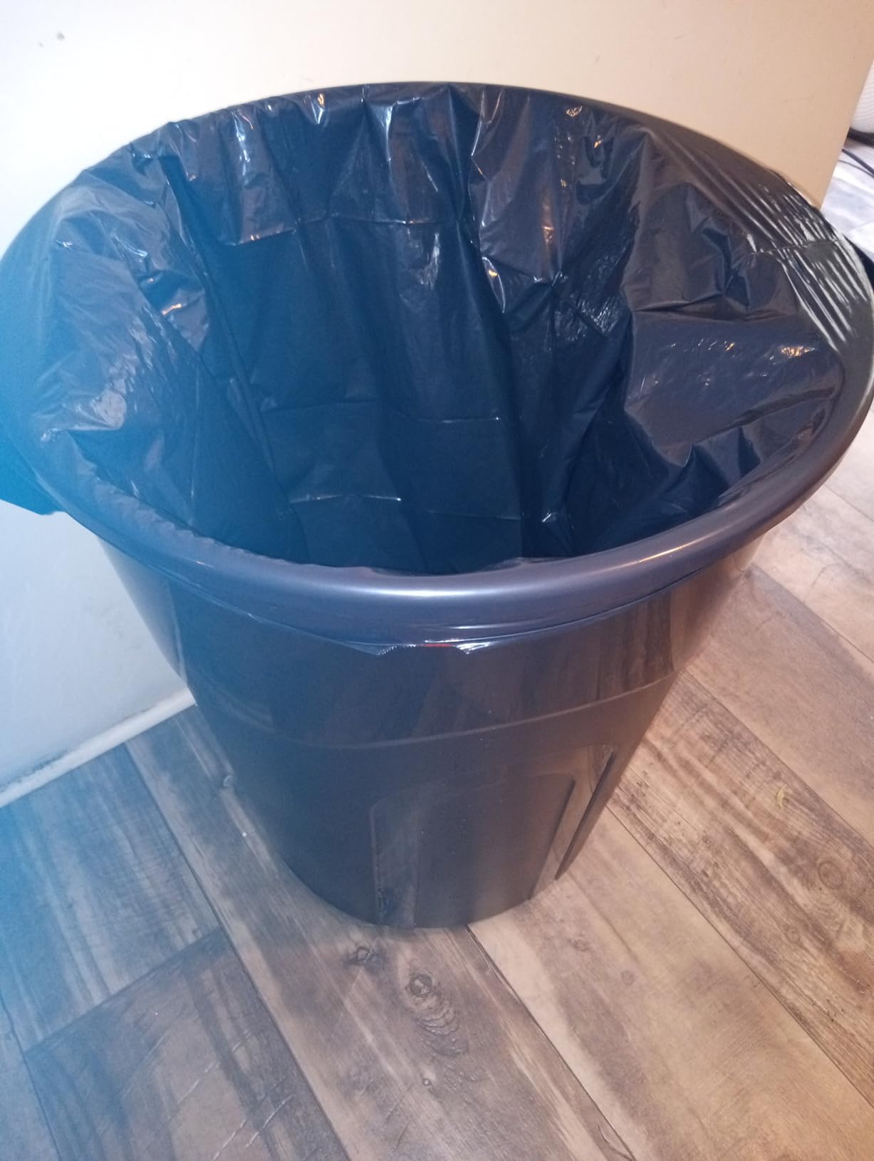 United Solutions 32 Gallon Wheeled Outdoor Garbage Can with Attached Snap Lock Lid and Heavy-Duty Handles, Black, 2 Pack Customer Review United Solutions 32 Gallon Wheeled Outdoor Garbage Can with Attached Snap Lock Lid and Heavy-Duty Handles, Black, 2 Pack - Customer Photo 1