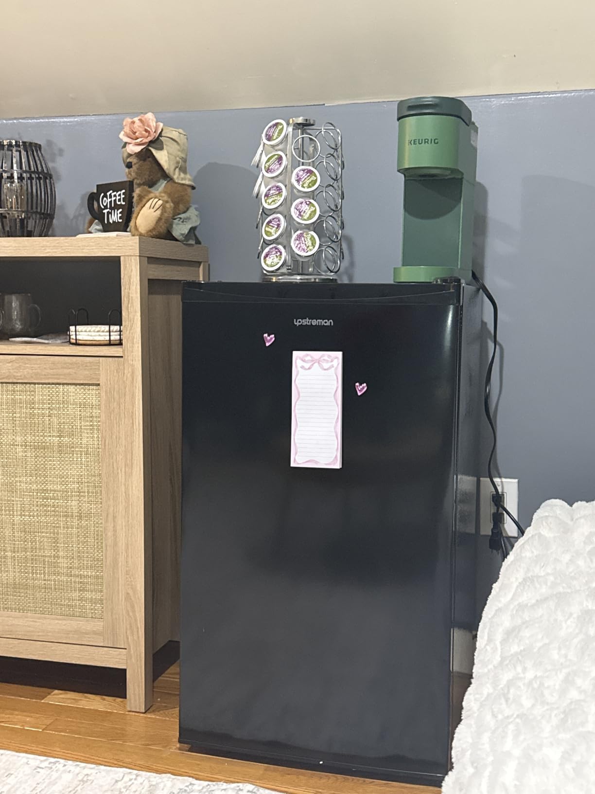 Upstreman 3.2 Cu.Ft Mini Fridge with Freezer, Single Door Mini Fridge, Dorm Fridge, Adjustable Thermostat, Mini Refrigerator for Bedroom, Office, Dorm, Black-BR321 Customer Review Upstreman 3.2 Cu.Ft Mini Fridge with Freezer, Single Door Mini Fridge, Dorm Fridge, Adjustable Thermostat, Mini Refrigerator for Bedroom, Office, Dorm, Black-BR321 - Customer Photo 2