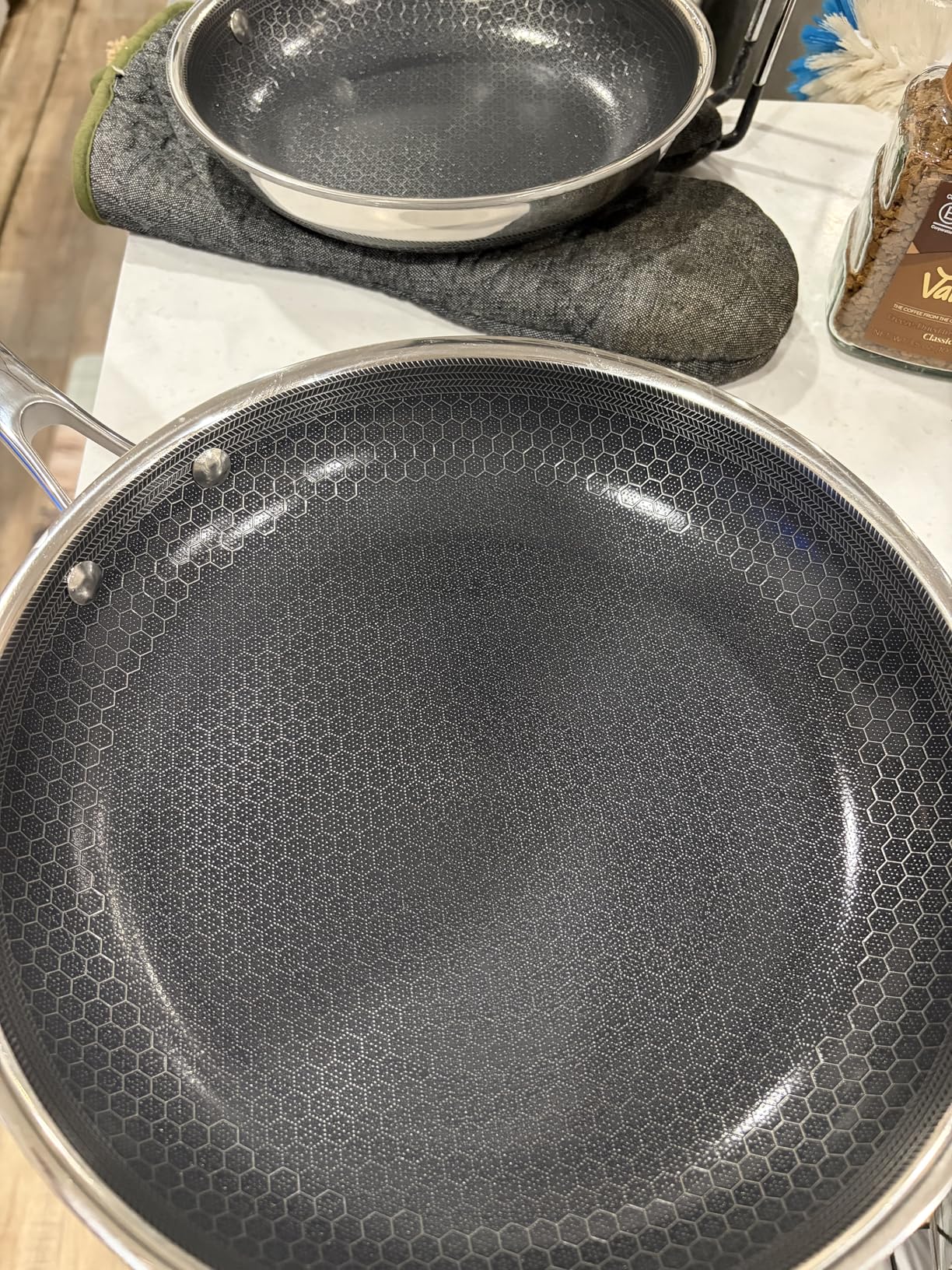 HexClad Hybrid Nonstick 6-Piece Fry Pan Set, 8, 10, and 12-Inch Frying Pans with Tempered Glass Lids, Stay-Cool Handles, Dishwasher-Friendly, Induction Ready, Compatible with All Cooktops Customer Review HexClad Hybrid Nonstick 6-Piece Fry Pan Set, 8, 10, and 12-Inch Frying Pans with Tempered Glass Lids, Stay-Cool Handles, Dishwasher-Friendly, Induction Ready, Compatible with All Cooktops - Customer Photo 1