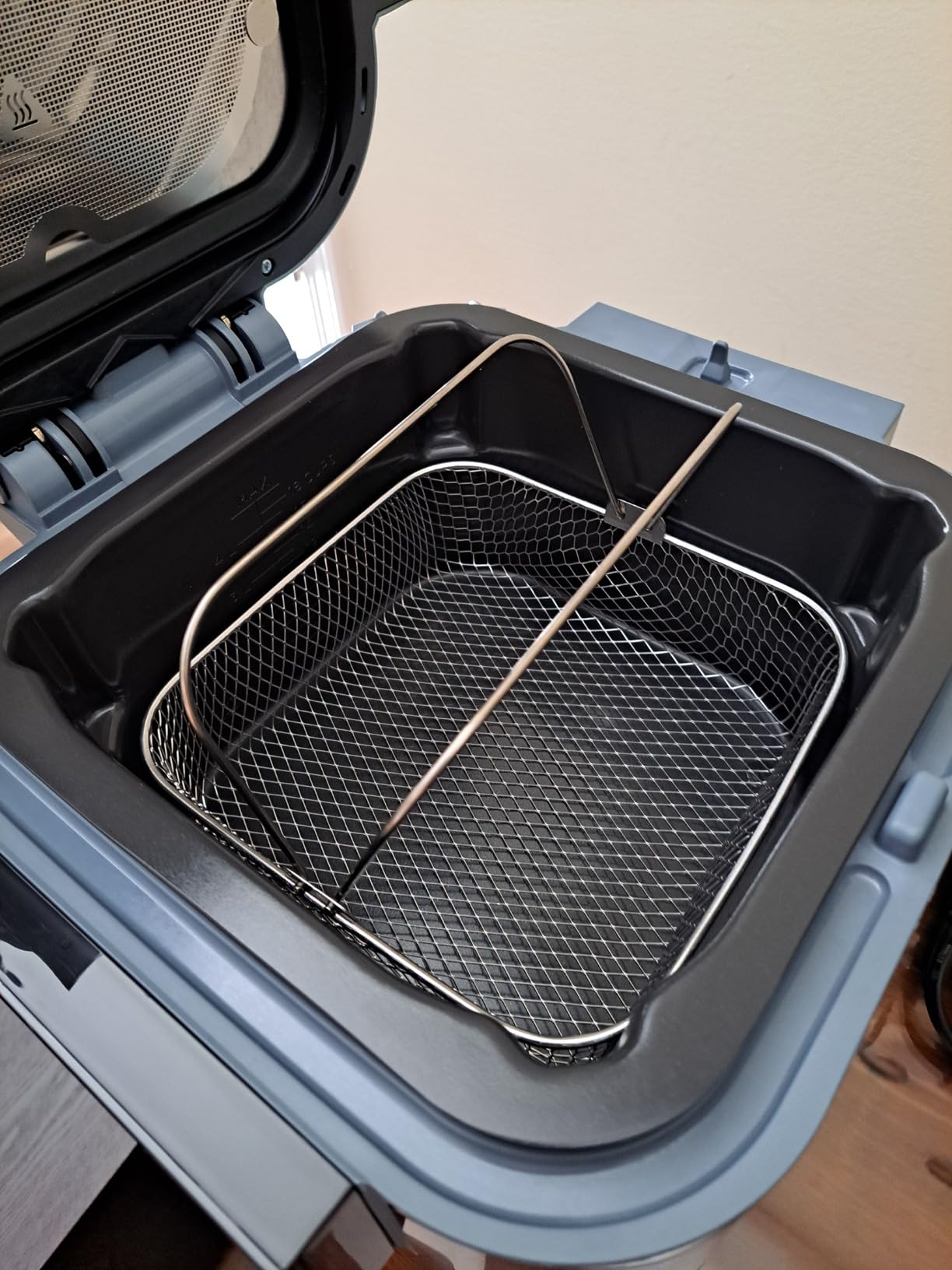 Ninja SF301 Speedi Rapid Cooker & Air Fryer, 6-Quart Capacity, 12-in-1 Functions to Steam, Bake, Roast, Sear, Sauté, Slow Cook, Sous Vide & More, 15-Minute Speedi Meals All In One Pot, Sea Salt Gray - Customer Photo 1