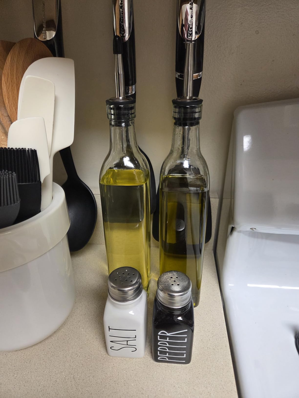 Olive Oil Dispenser Bottle, 2 Pcs Glass Olive Oil Dispenser and Vinegar Dispenser Set with 2 Stainless Steel Pourers, 4 Labels,1 Brush and 1 Funnel Oil Bottles for Kitchen (500ml) Customer Review Olive Oil Dispenser Bottle, 2 Pcs Glass Olive Oil Dispenser and Vinegar Dispenser Set with 2 Stainless Steel Pourers, 4 Labels,1 Brush and 1 Funnel Oil Bottles for Kitchen (500ml) - Customer Photo 1