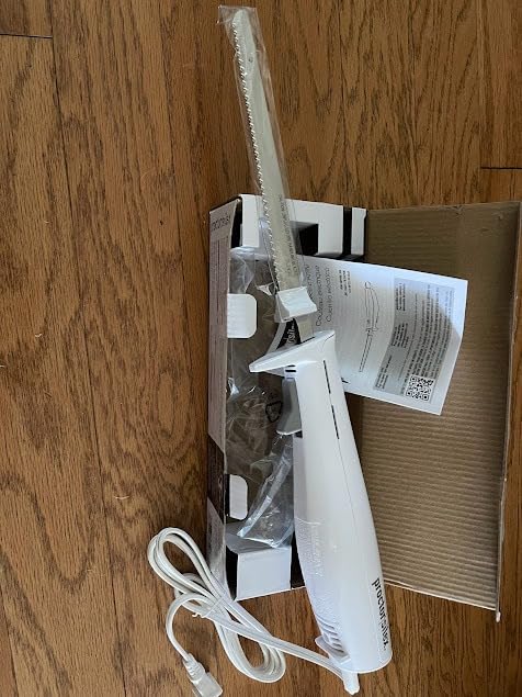 Proctor Silex Easy Slice Electric Knife for Meat Slicing, Poultry, Bread, Crafting Foam and More, Lightweight with Contoured Grip, White, (74312) Customer Review Proctor Silex Easy Slice Electric Knife for Meat Slicing, Poultry, Bread, Crafting Foam and More, Lightweight with Contoured Grip, White, (74312) - Customer Photo 3