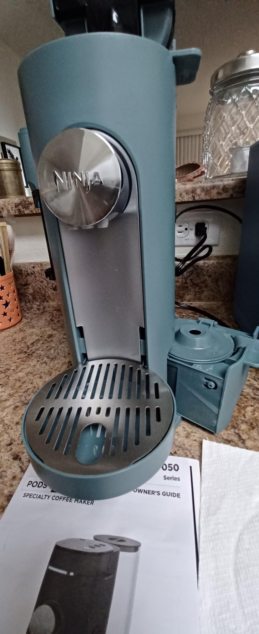 Ninja Coffee Maker Single Serve, Brew with Coffee Pods & Grounds, Compatible with K-Cup Coffee Pods, 4 Brew Styles, up to 24oz Cup Sizes & 56oz Removable Reservoir, Black - Customer Photo 5