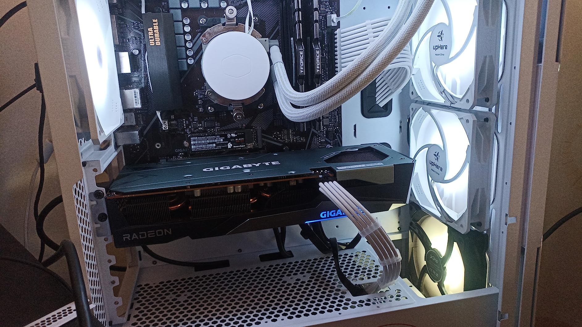 Gigabyte GV-R76GAMING OC-8GD Radeon RX 7600 Gaming OC 8G Graphics Card, 3X WINDFORCE Fans 8GB 128-bit GDDR6, Video Card customer photo 2