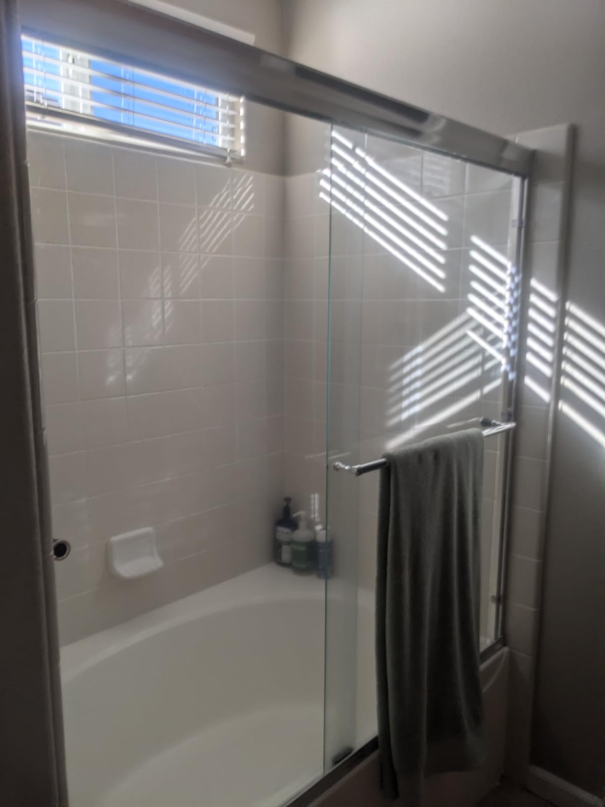 MRS. MEYER'S CLEAN DAY Baking Soda Cream Cleaner, Cuts Grease, Scratch-Free Polish, Lemon Verbena, 16 Fl Oz, Pack of 1 Customer Review MRS. MEYER'S CLEAN DAY Baking Soda Cream Cleaner, Cuts Grease, Scratch-Free Polish, Lemon Verbena, 16 Fl Oz, Pack of 1 - Customer Photo 1