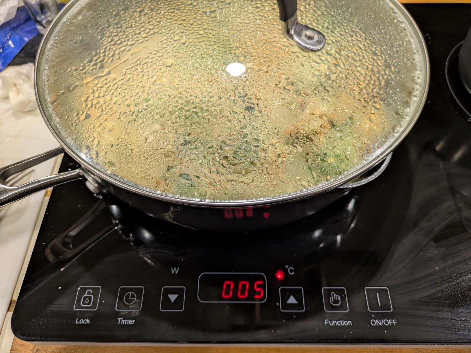 OMEO Portable Induction Cooktop Hot Plate Countertop Burner 1800 Watts Induction Burner with LCD Sensor Touch, LED Display, 10 Temperature Levels, Child Safety Lock, Auto Shutoff Function Customer Review OMEO Portable Induction Cooktop Hot Plate Countertop Burner 1800 Watts Induction Burner with LCD Sensor Touch, LED Display, 10 Temperature Levels, Child Safety Lock, Auto Shutoff Function - Customer Photo 1