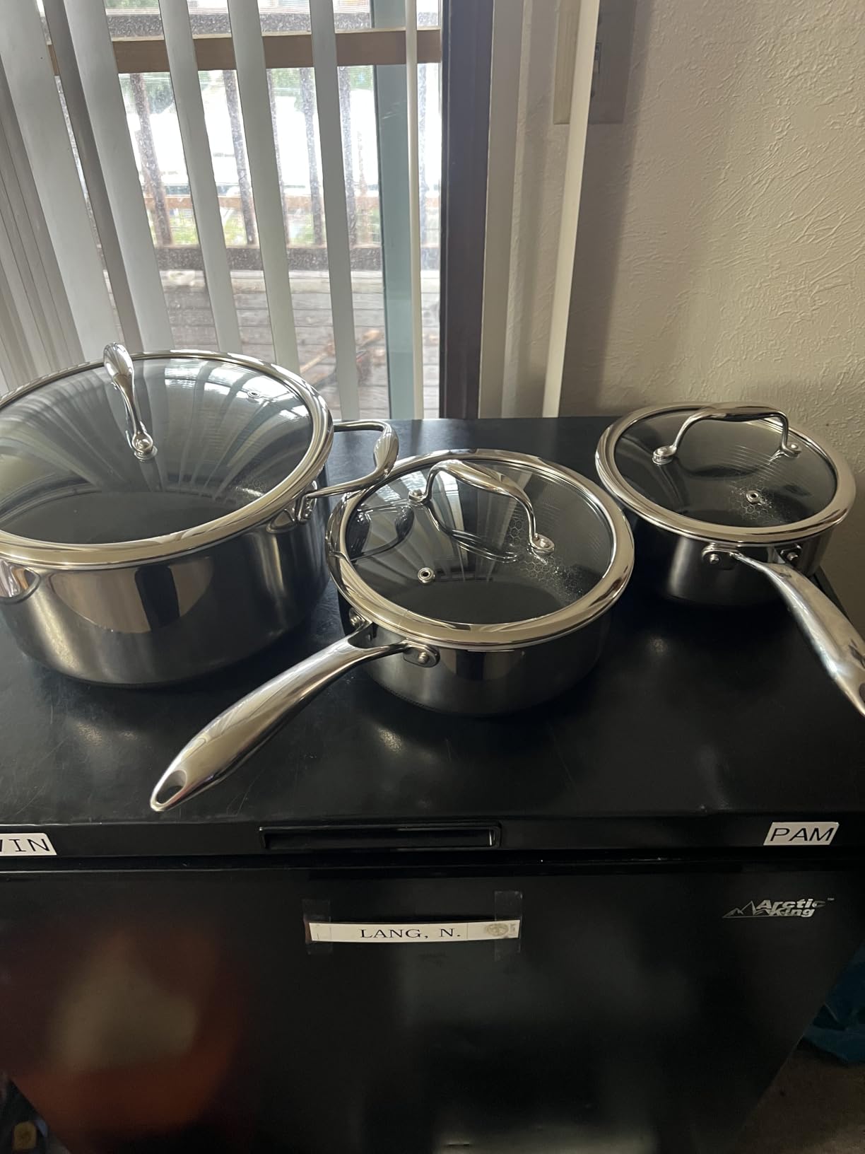 HexClad Hybrid Nonstick 6-Piece Pot Set with 2 Silicone Trivets, 2, 3, and 8-Quart Pots with Tempered Glass Lids, Stay-Cool Handles, Dishwasher-Friendly, Induction Ready, Compatible with All Cooktops Customer Review HexClad Hybrid Nonstick 6-Piece Pot Set with 2 Silicone Trivets, 2, 3, and 8-Quart Pots with Tempered Glass Lids, Stay-Cool Handles, Dishwasher-Friendly, Induction Ready, Compatible with All Cooktops - Customer Photo 3