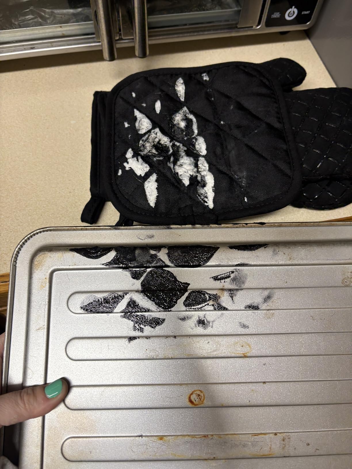 Oven Mitts and Pan Racks 4-Piece Set, Extended Kitchen Oven Mitts and Pan Racks, Heat Resistant 500 °F, Silicone Non-Slip Surface for Baking and Cooking (Black) - Customer Photo 4