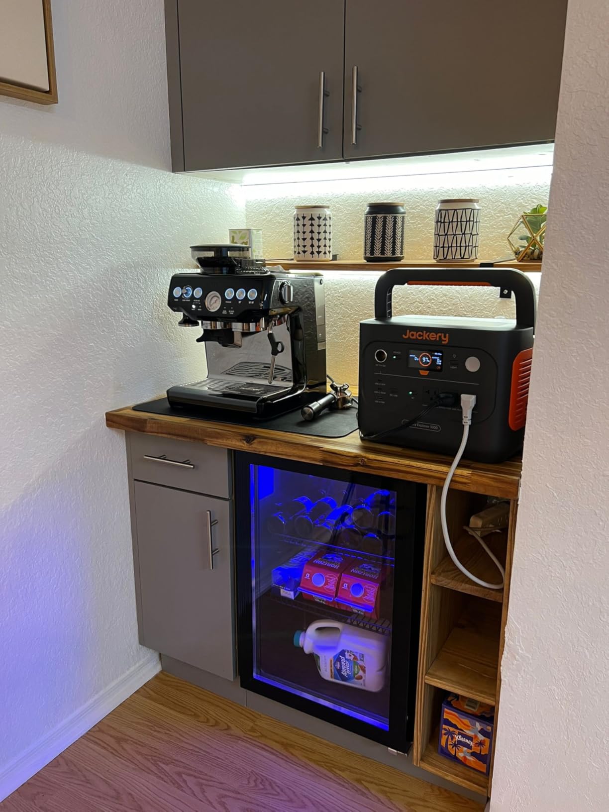 Jackery Explorer 1000 v2 Portable Power Station,1070Wh LiFePO4 Battery,1500W AC/100W USB-C Output, 1 Hr Fast Charge, Solar Generator for Camping,Emergency, RV, Off-Grid Living(Solar Panel Optional) customer photo 2