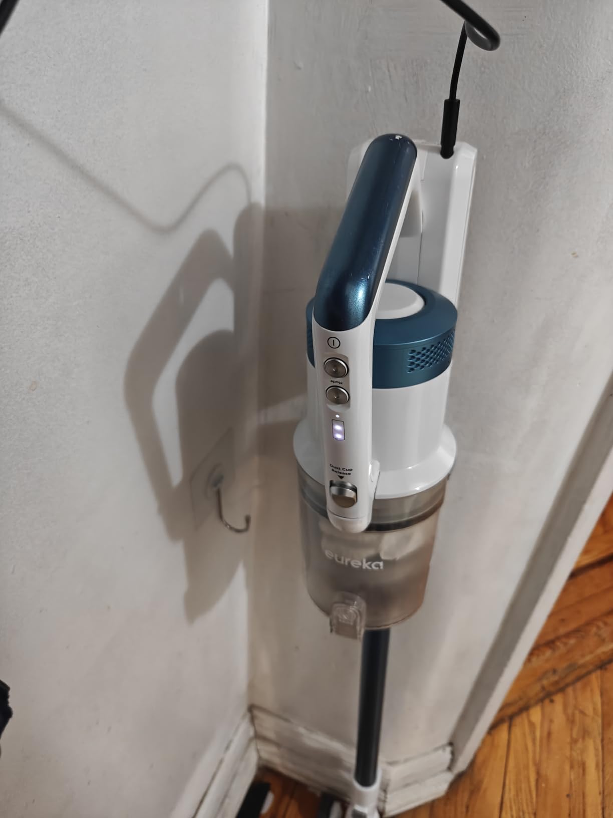 Eureka Stylus Elite NEC490BL Cordless Stick Vacuum, 350W Powerful Suction, Self-Emptying Station, 60-Min Runtime, Anti-Tangle Brushroll, 5-Layer HEPA Filtration, Ideal for Pet Hair&All Floor Types customer photo 1