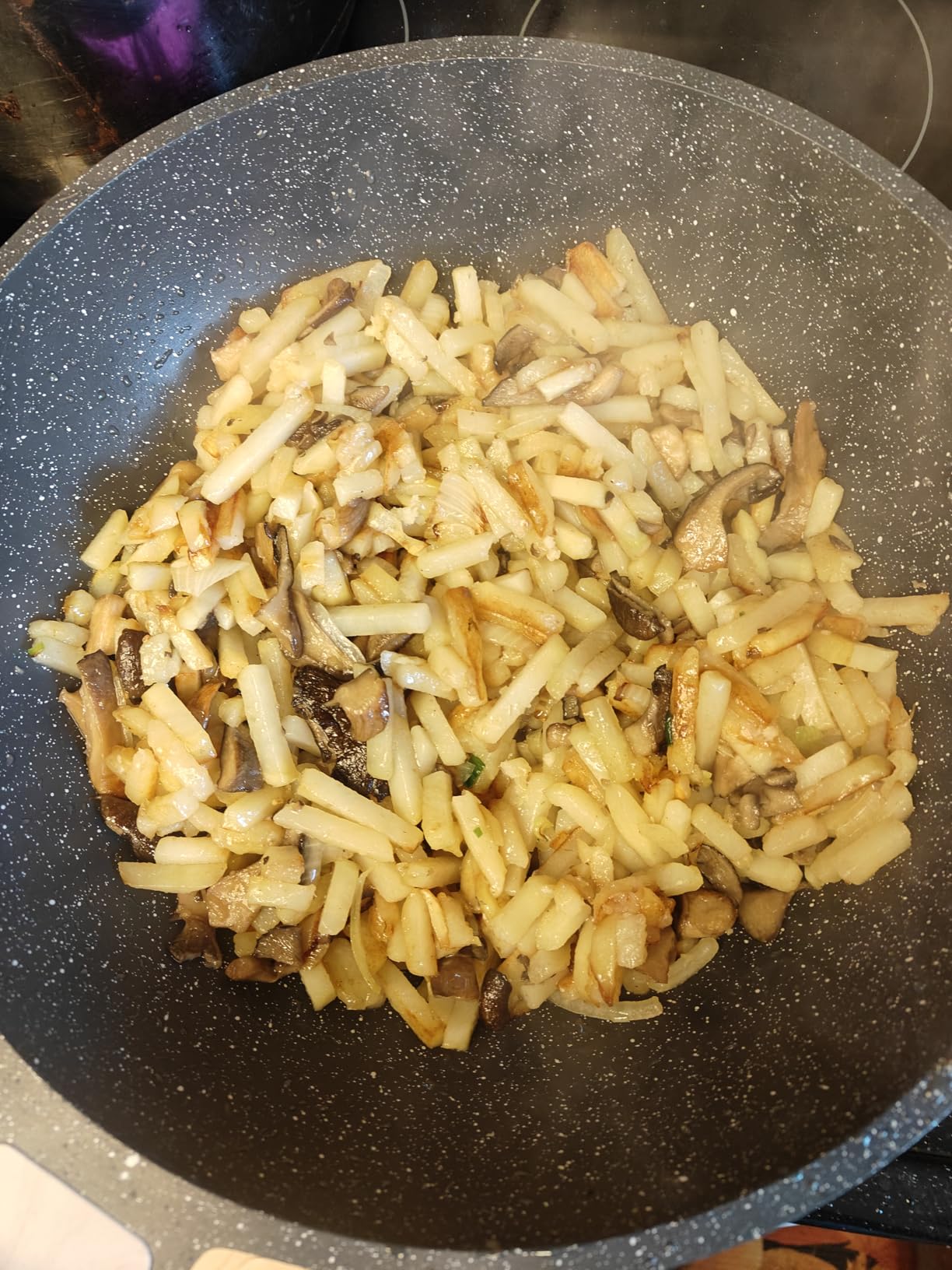 CAROTE Non Stick Wok with Lid 12''/5.3QT Woks & Stir-fry Pans Nonstick Granite Wok Pan Induction Cookware Deep Frying Pan, Compatible with All Stovetops - Customer Photo 1