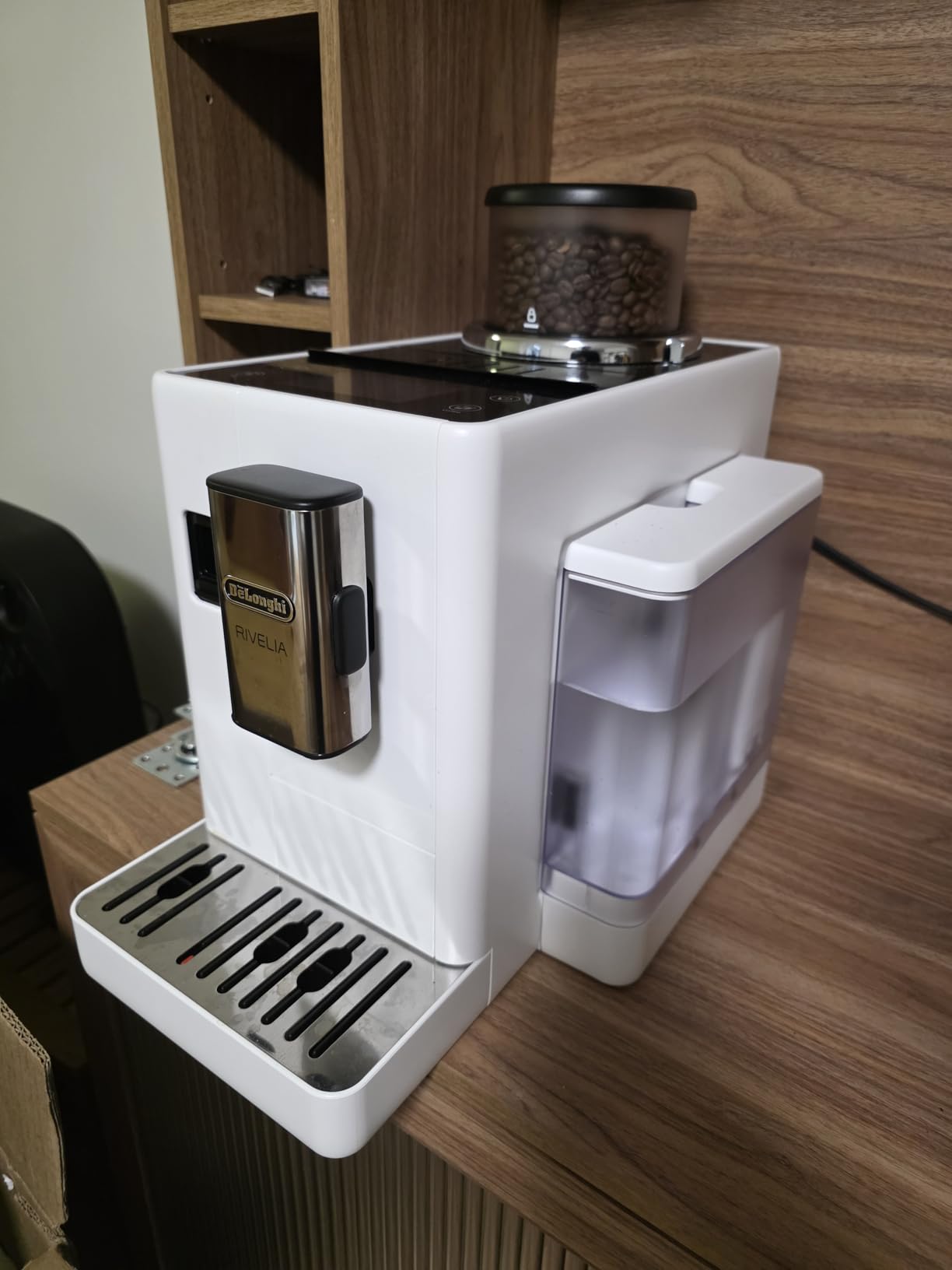 De'Longhi Rivelia Automatic Espresso Machine with Grinder & Milk Frother – All-in-One Coffee Maker, Hot & Iced Latte, Cappuccino, Bean Switch System, Burr Grinder, Compact Italian Design, Black - Customer Photo 2