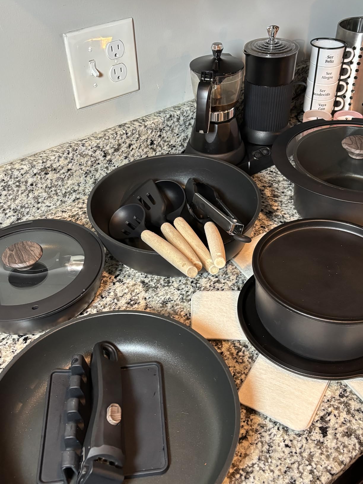 Astercook Non Stick RV Pots and Pans Ceramic Kitchen Cookware Set with Detachable/Removable Handle, Oven Safe, Induction Ready, Stackable, Black, 21 pcs customer photo 1