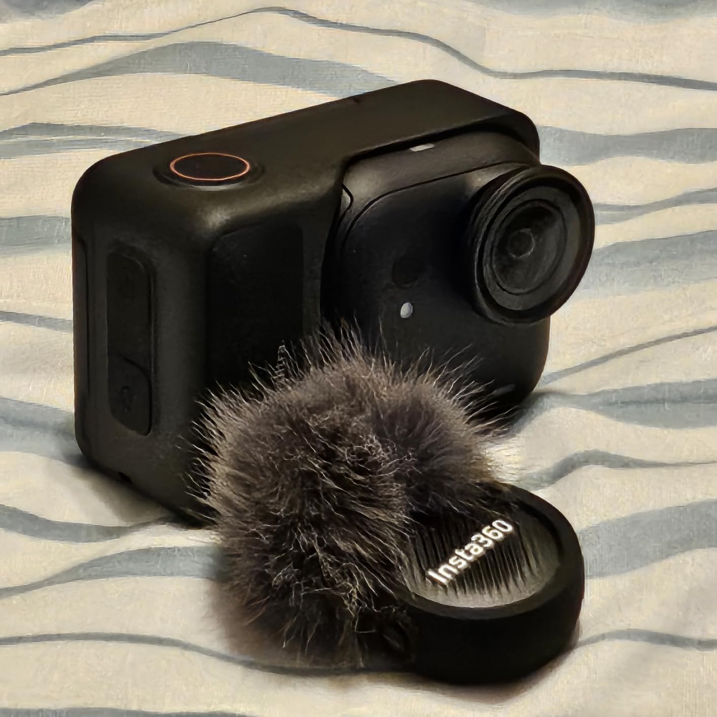 Insta360 GO Ultra - Small 4K Vlogging Camera, Hands-Free, POV Cam, 1/1.28