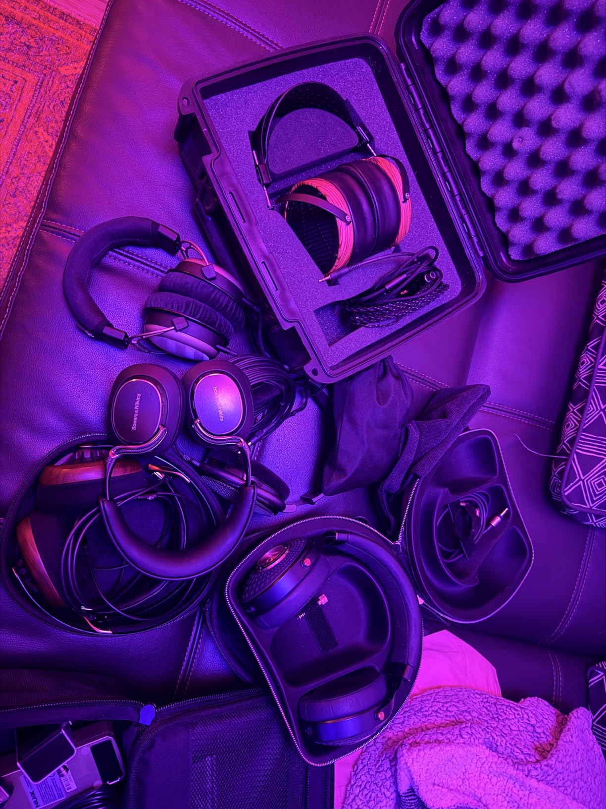 Bowers & Wilkins Px8 S2 Wireless Over-Ear Headphones, Active Noise Cancelling & Transparency Mode, High-Res Playback, 30H Playtime with Quick Charge Support, Onyx Black customer photo 1