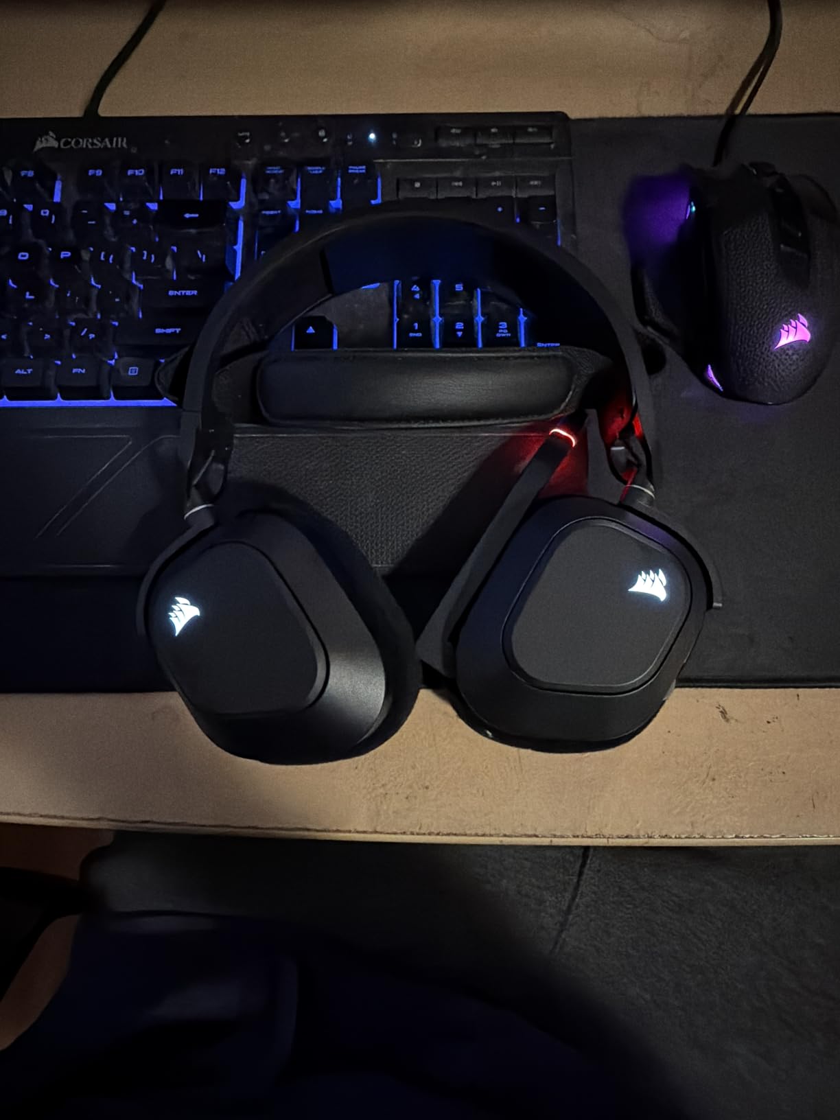 Corsair HS80 RGB Wireless Multiplatform Gaming Headset - Dolby Atmos - Lightweight Comfort Design - Broadcast Quality Microphone - iCUE Compatible - PC, Mac, PS5, PS4 - Black customer photo 2