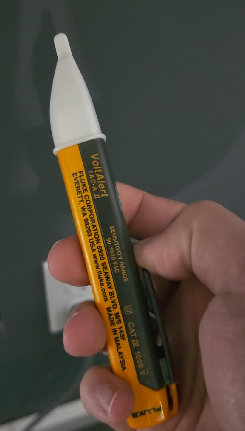 Fluke 1AC II VoltAlert Non-Contact Voltage Tester, Pocket-Sized, 90-1000V AC, Audible Beeper, CAT IV Rating customer photo 1