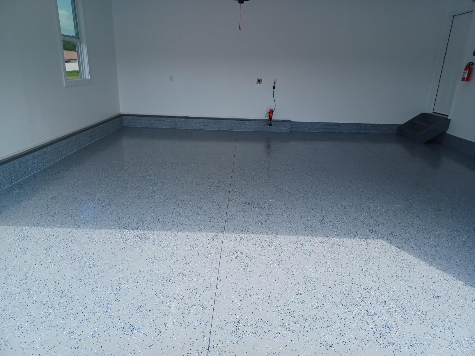 Rust-Oleum 261845 EPOXYSHIELD Garage Floor Coating Kit, 2.5 Car, Gloss Gray customer photo 1