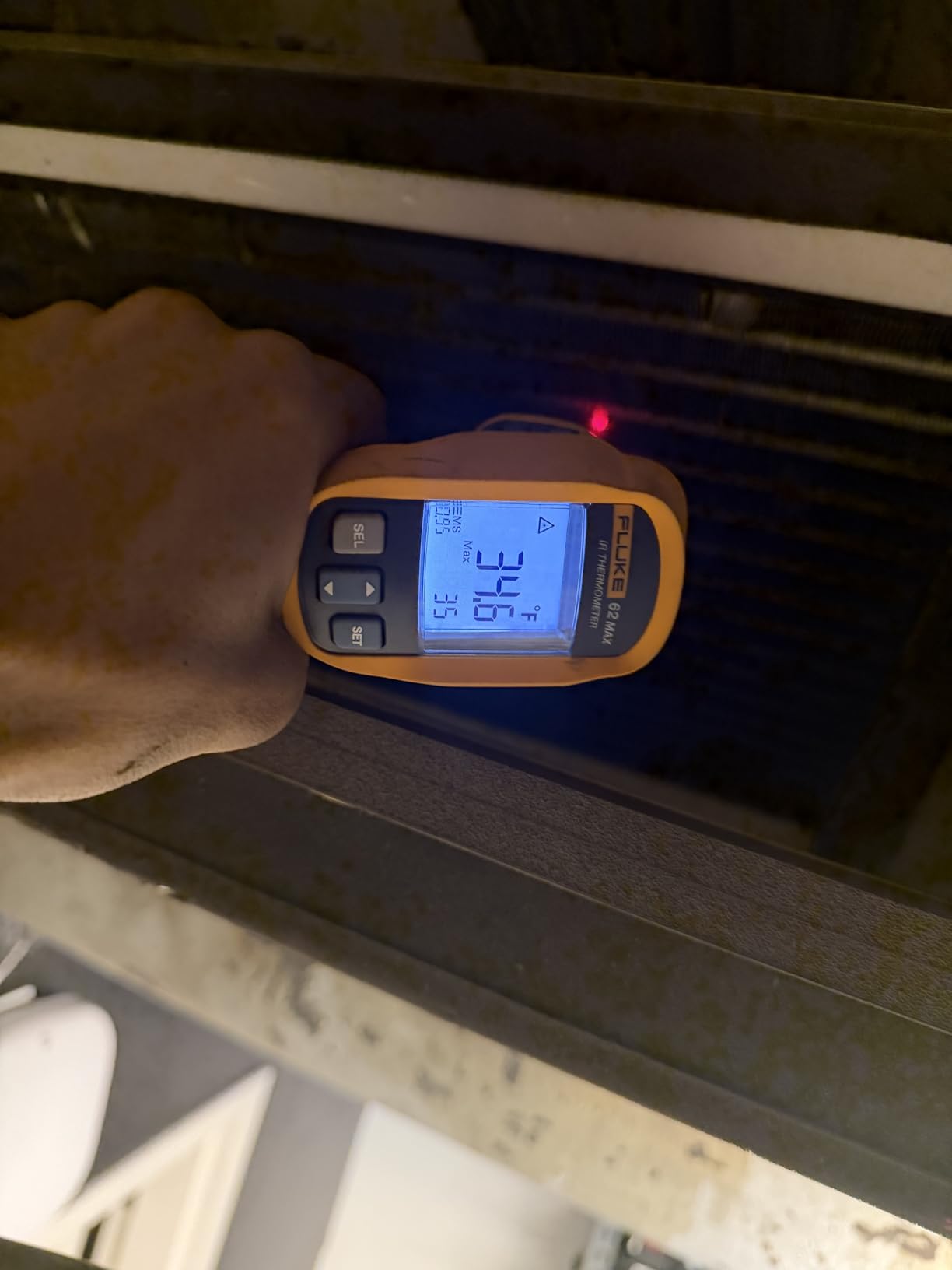 Fluke 62 Max Industrial Infrared Thermometer, -22 to +932 Degree F Range, Single Laser Targeting, 10:1 Distance to Spot Ratio, IP54 Rating, Includes 3 Year Warranty customer photo 2